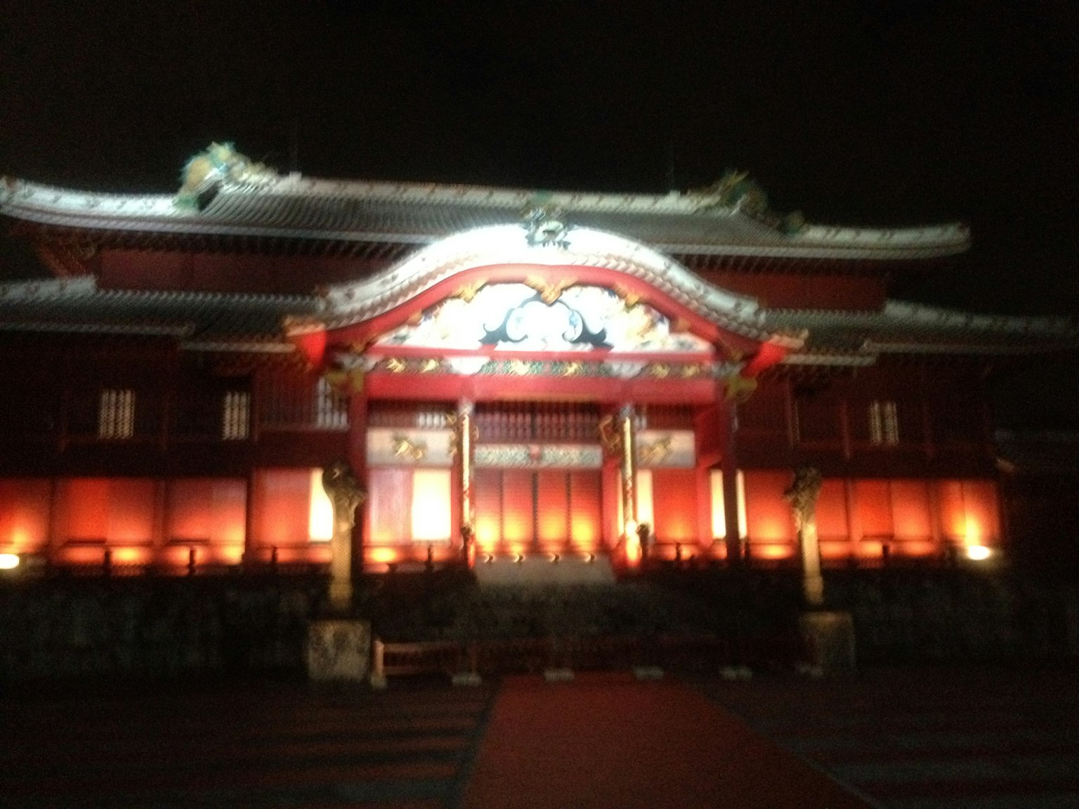 Edificio rosso illuminato con decorazioni intricate di notte