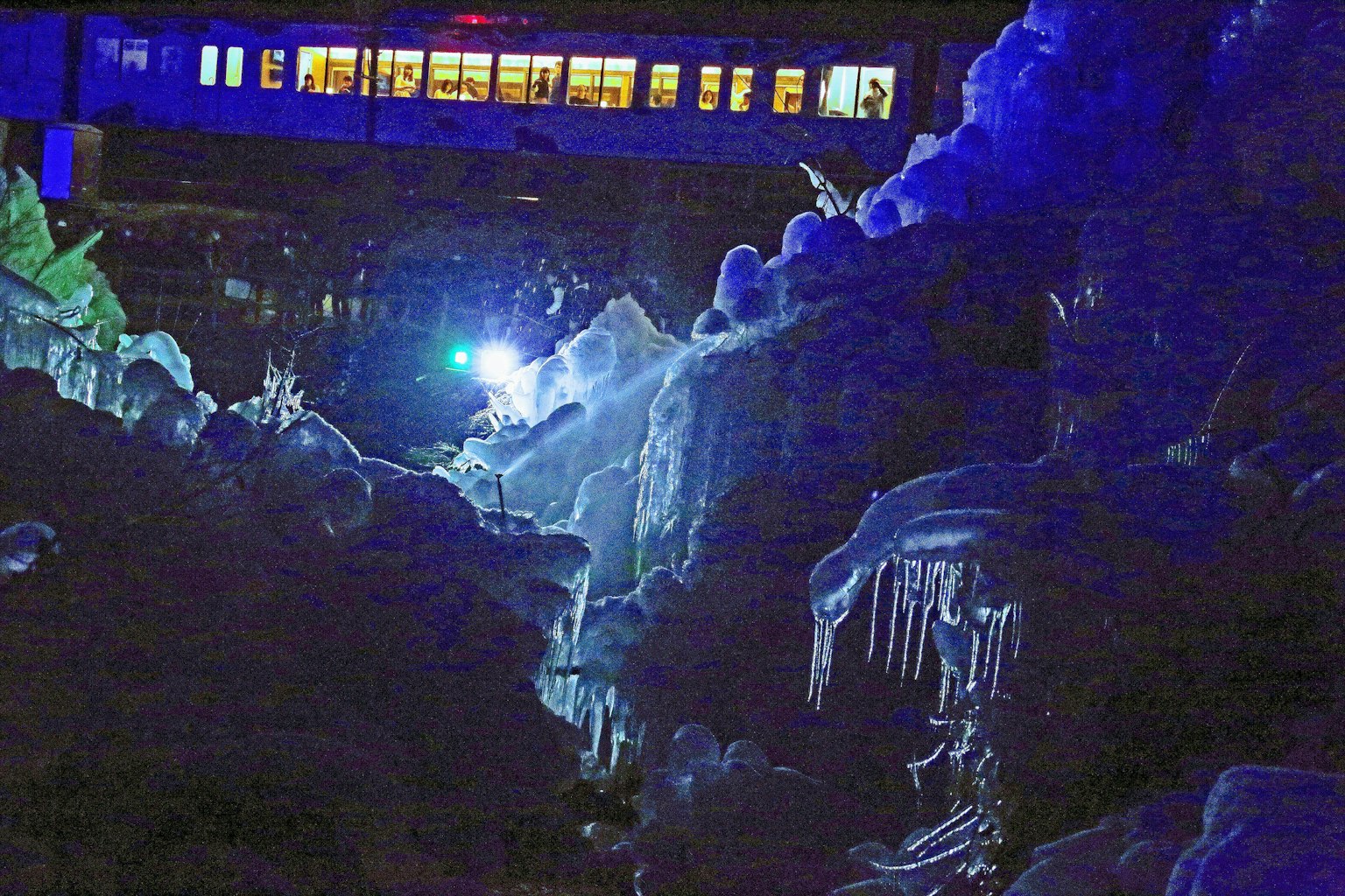 冬季场景，冰雕和冰柱被蓝光照亮