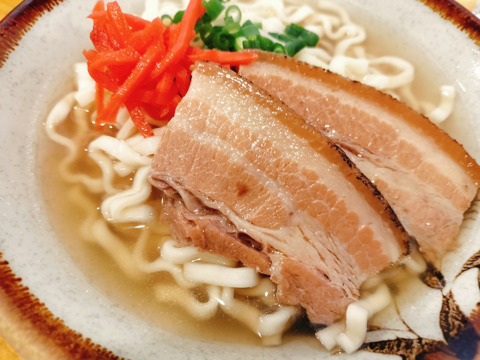 碗装拉面配猪肉叉烧和配料