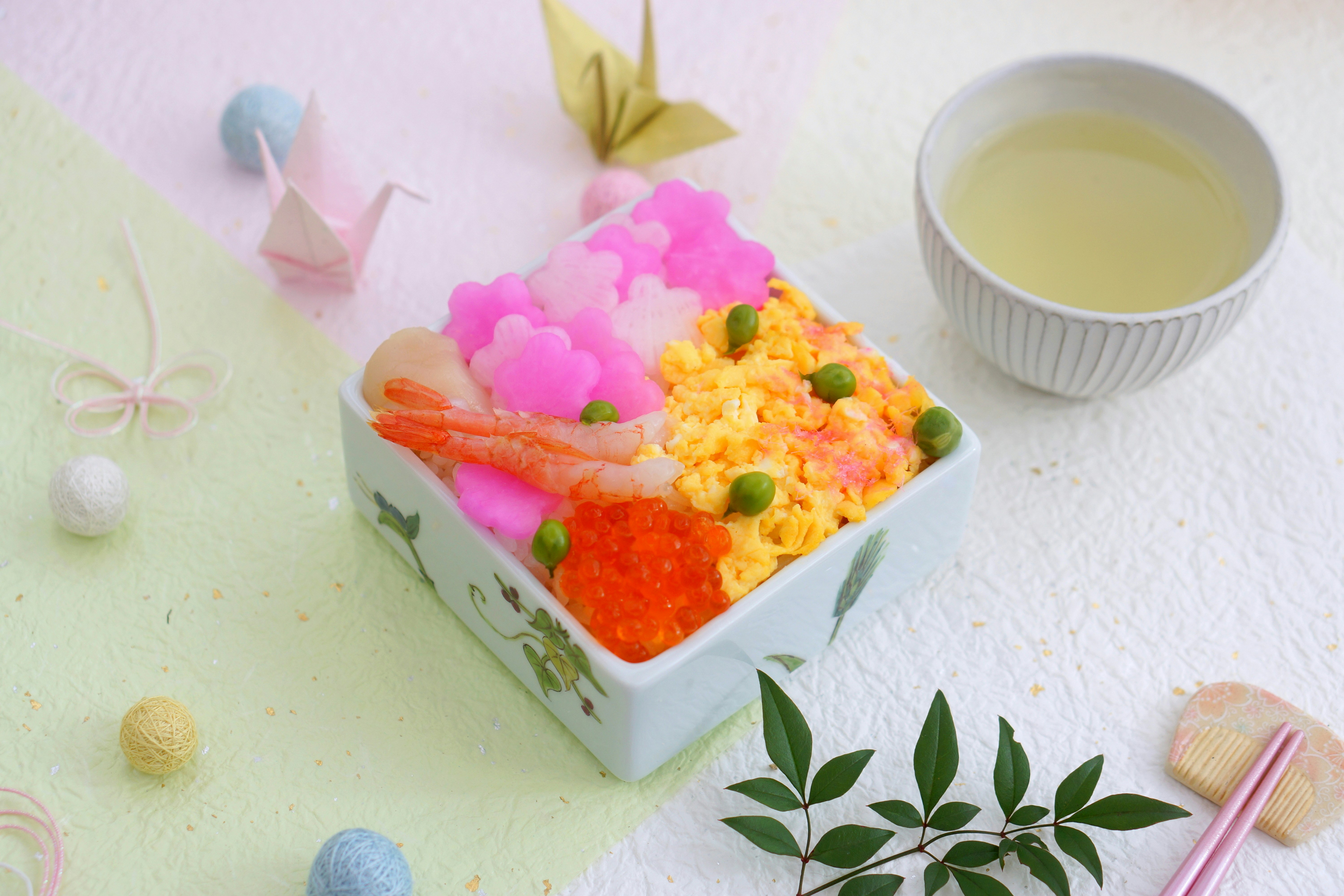 色とりどりの和菓子とお茶のセット