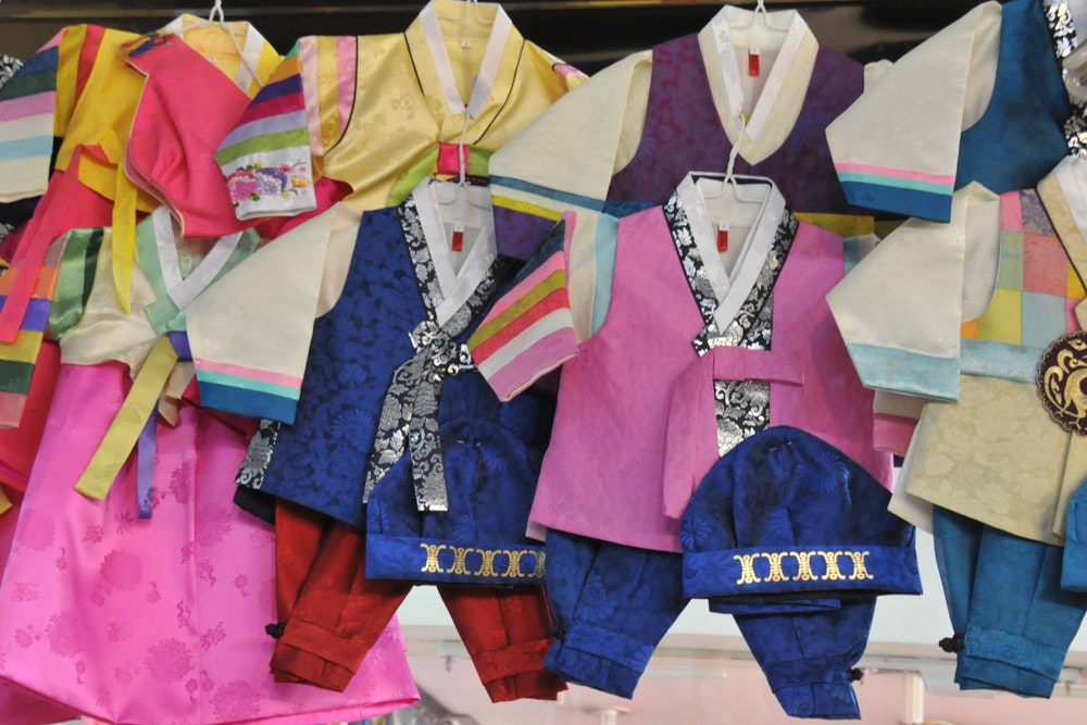 色とりどりの韓国風子ども服が並ぶ商店街の軒先