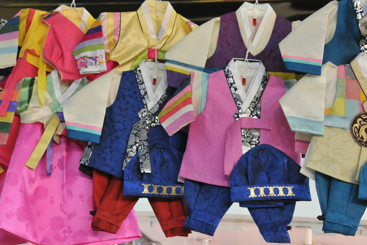 色彩鲜艳的传统韩国汉服挂在衣架上