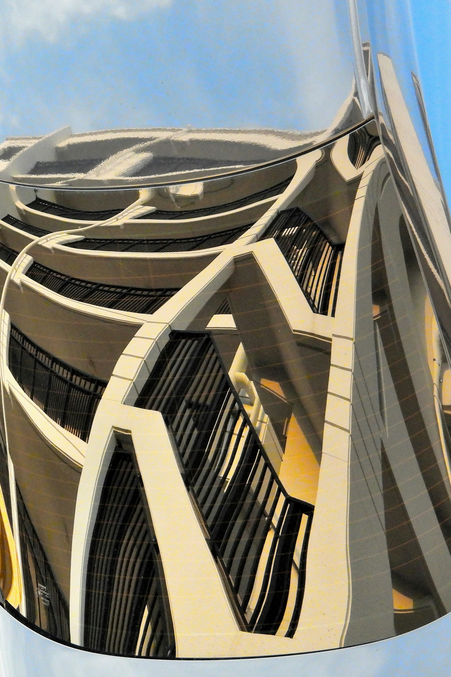 Reflejo de una estructura arquitectónica moderna con diseño intrincado