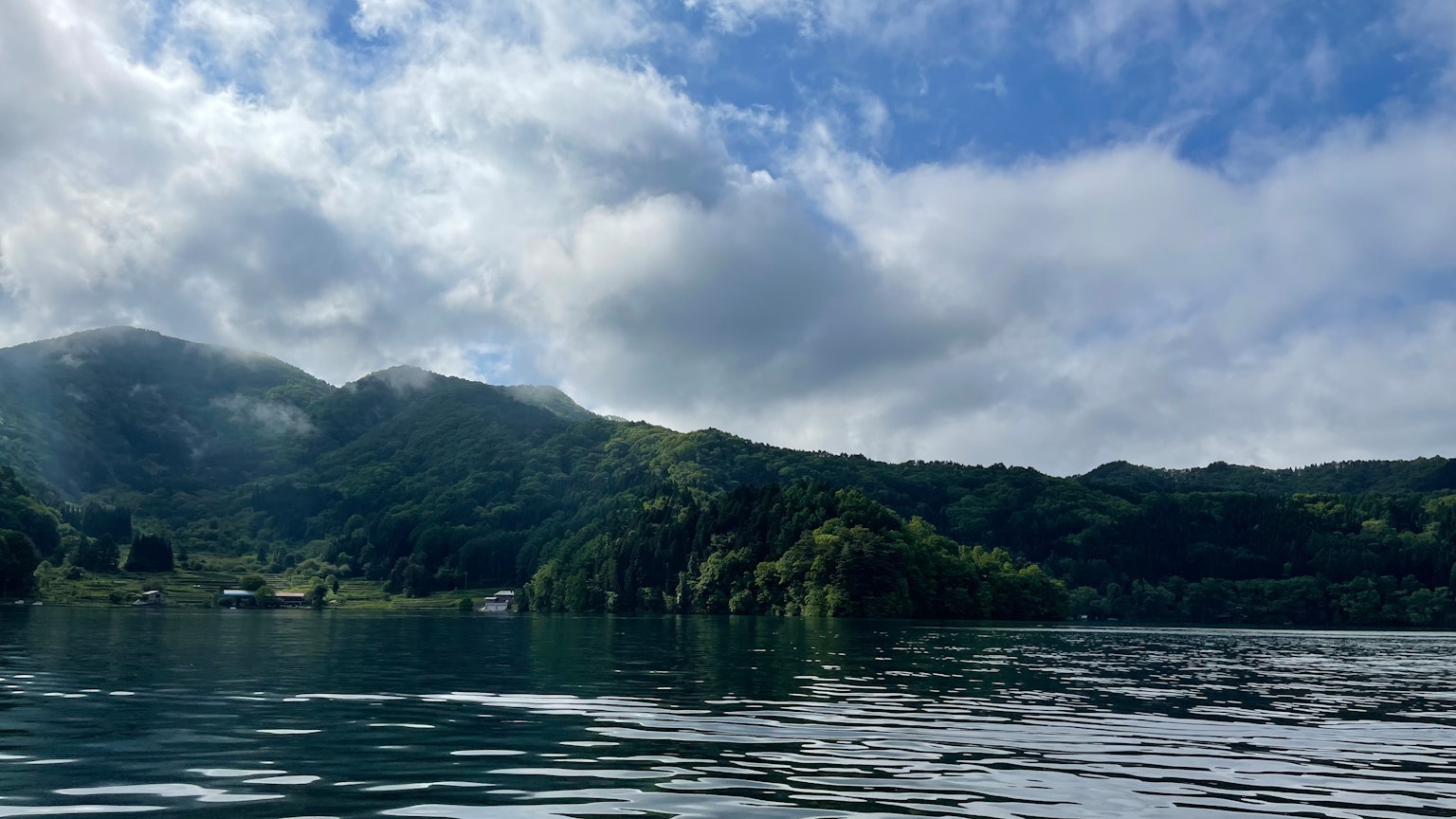 湖泊被山脉和云彩环绕的风景