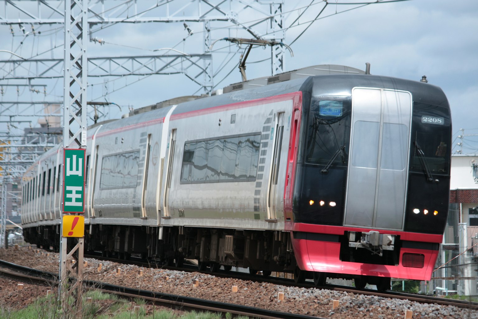 Treno moderno dal design elegante che si muove sui binari