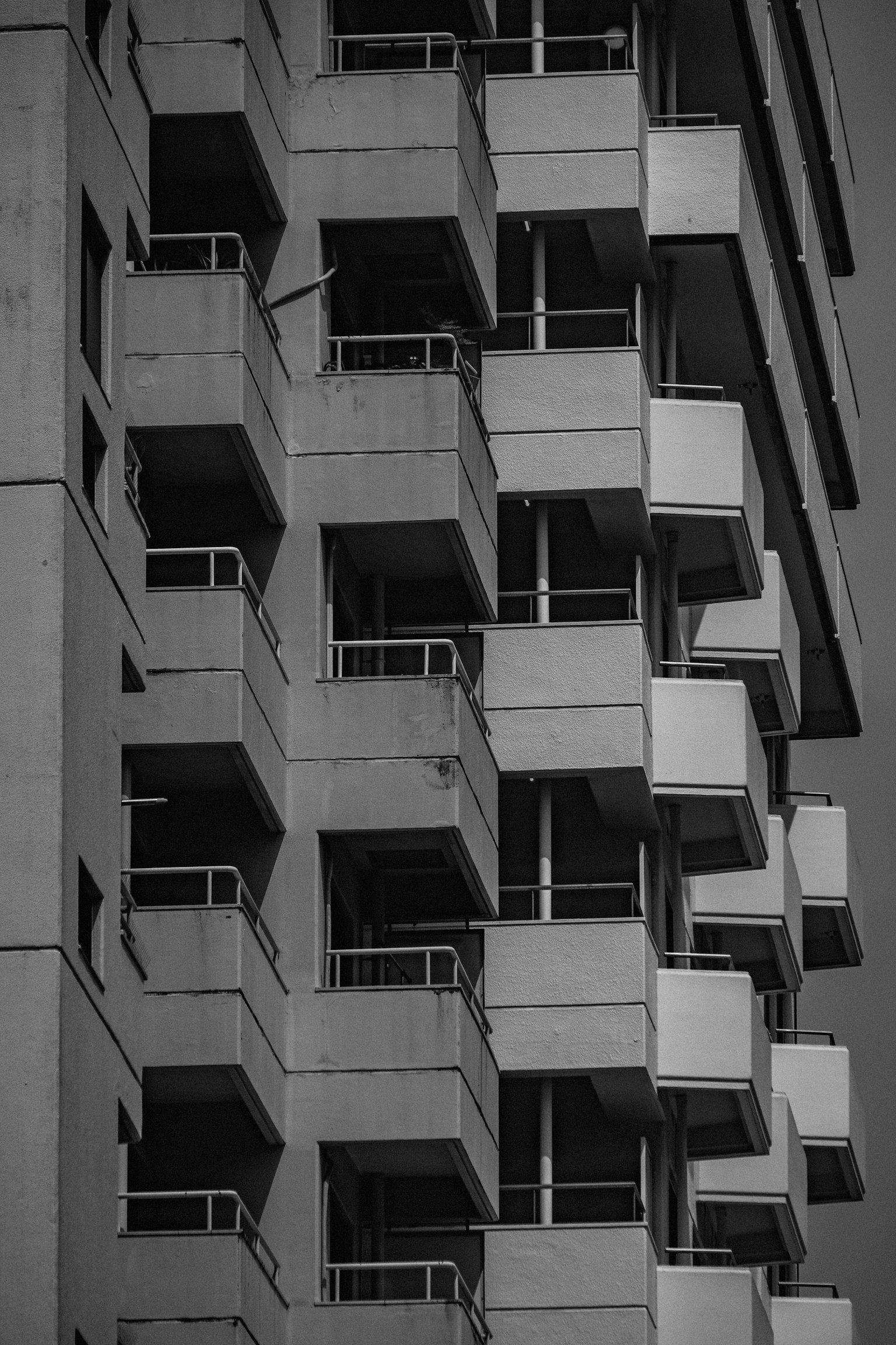 Foto in bianco e nero di un grattacielo con balconi