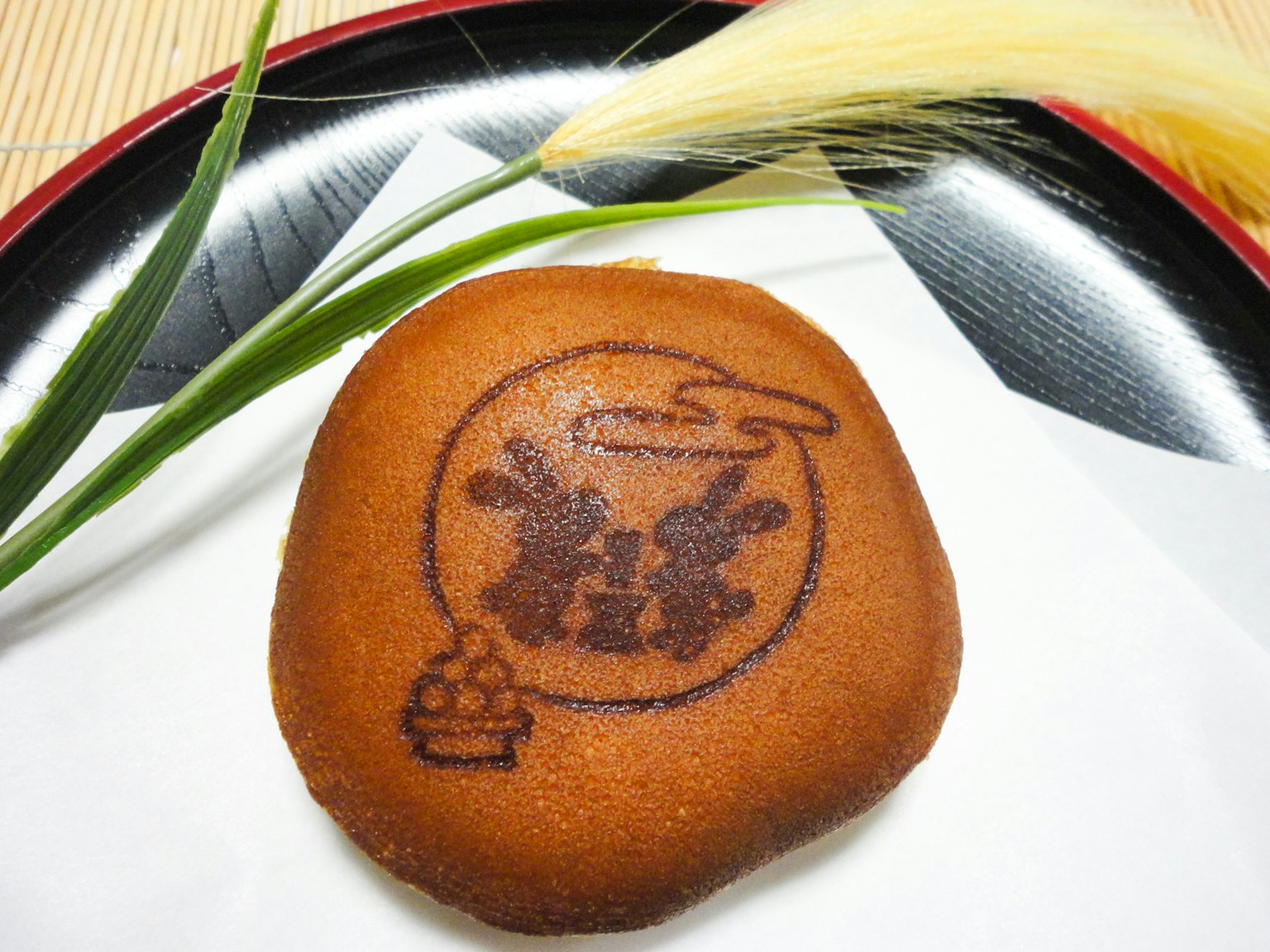 Ein japanisches Konfekt mit einem Design eines Fischglases
