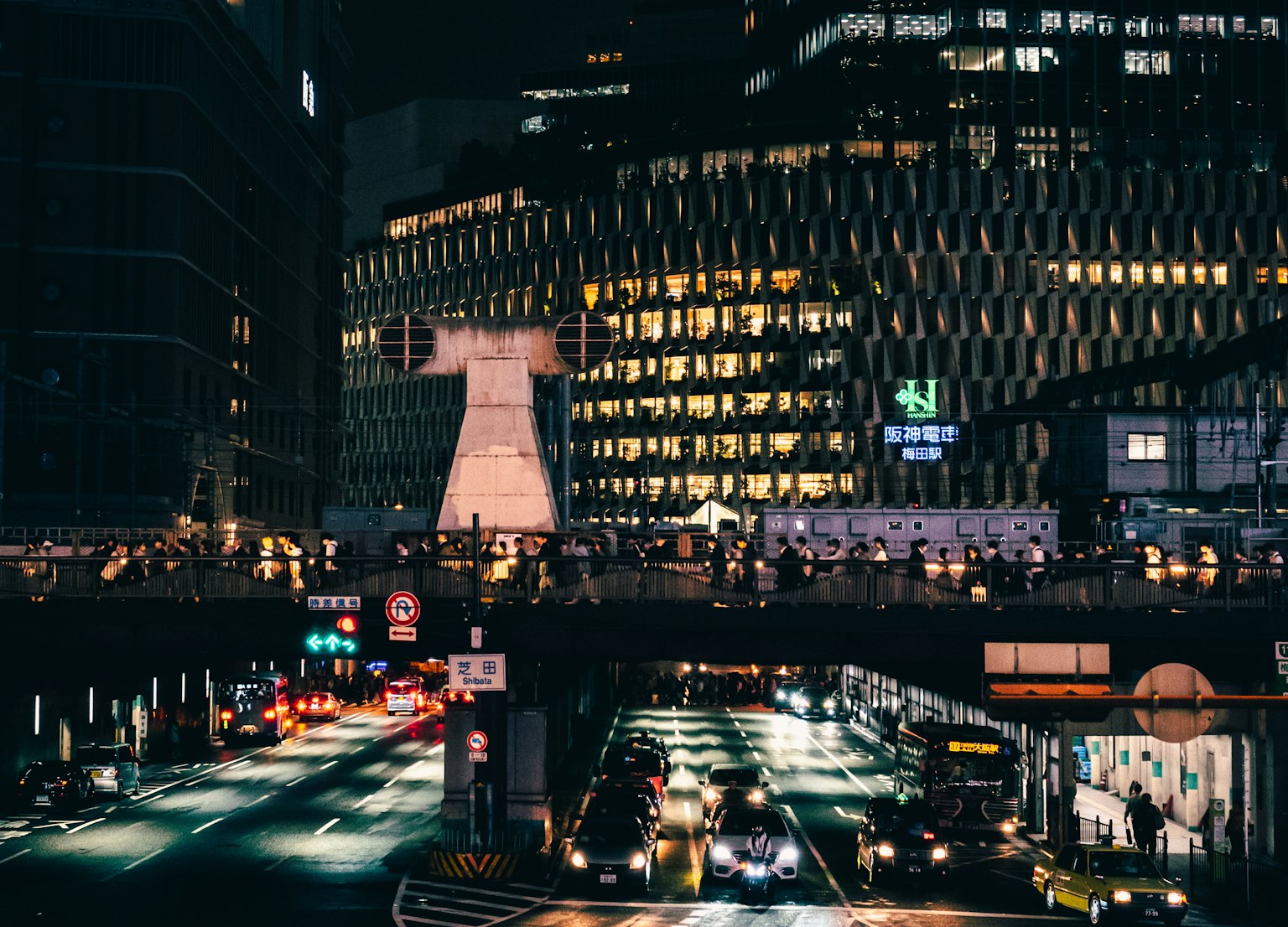夜間城市景觀繁忙的街道人群和照明建築