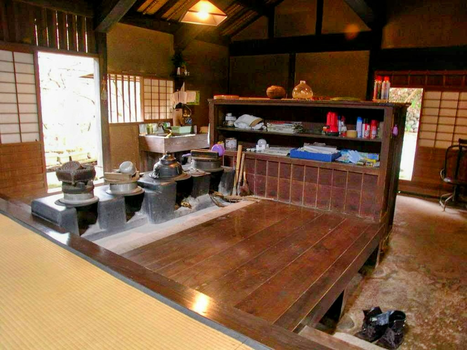 ภายในบ้านญี่ปุ่นแบบดั้งเดิมที่มีโต๊ะไม้, อิโรริ, และทาทามิ
