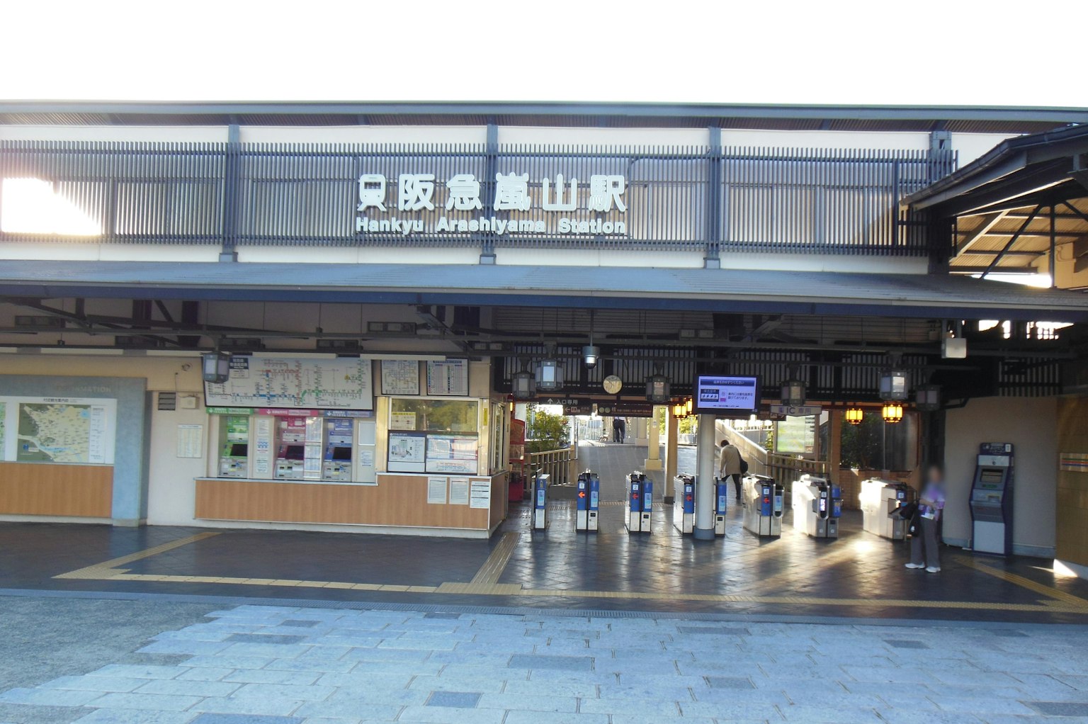 ทางเข้าของสถานีรถไฟพร้อมประตูตั๋วที่มองเห็นได้