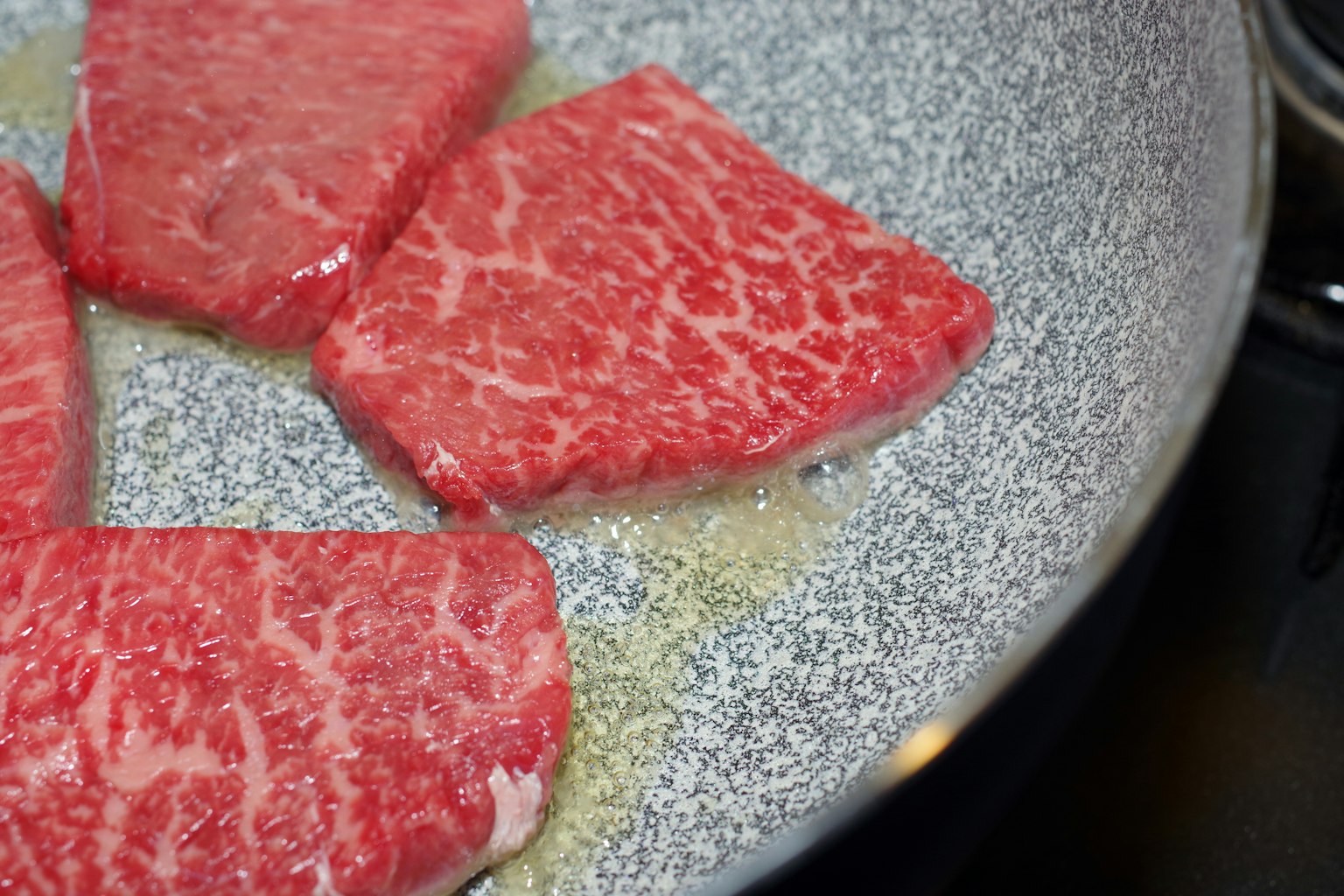 Miếng thịt Wagyu đang xèo xèo trong chảo