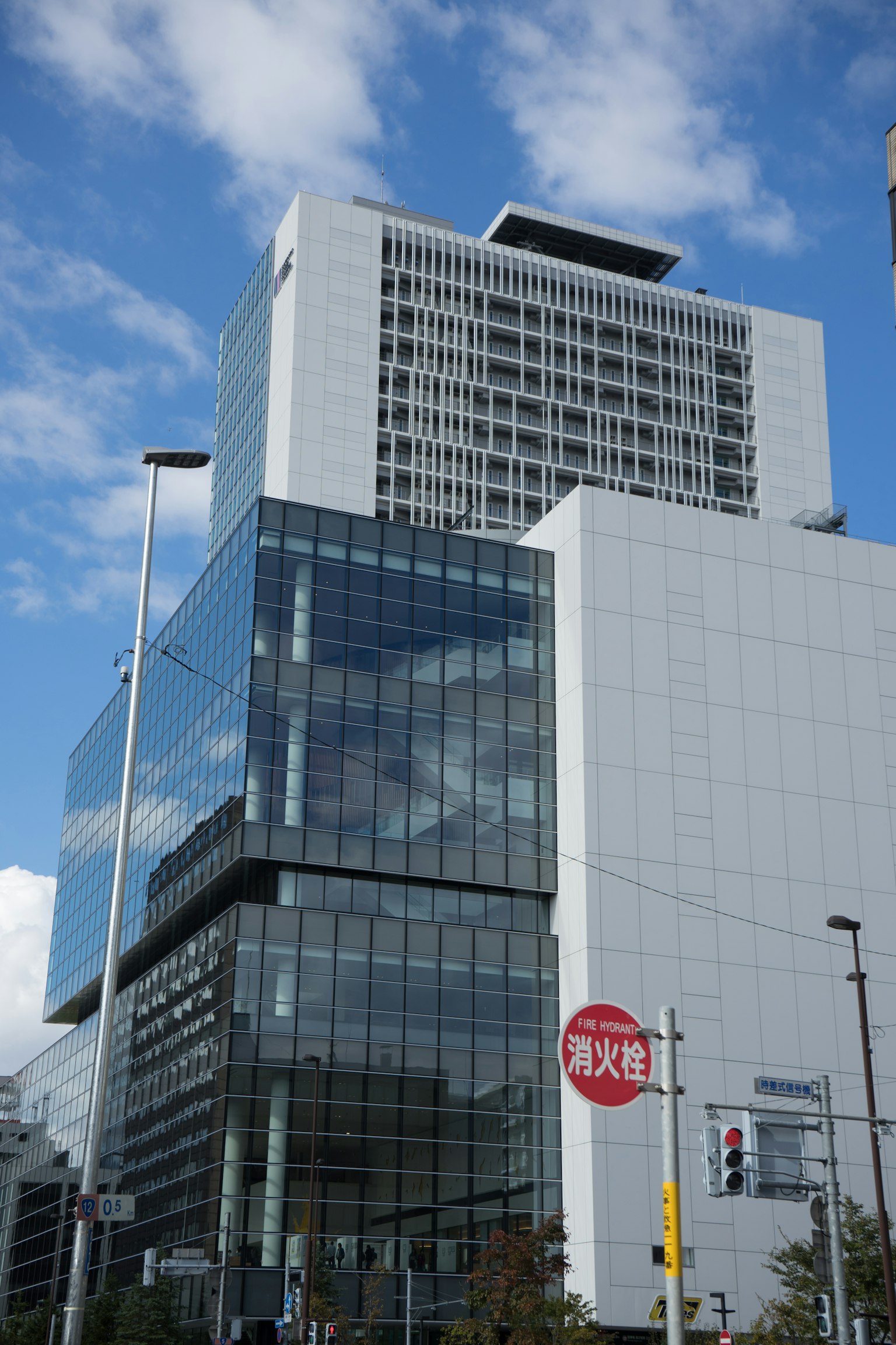 Moderne Gebäudeaußenansicht mit Glas- und Betonstruktur