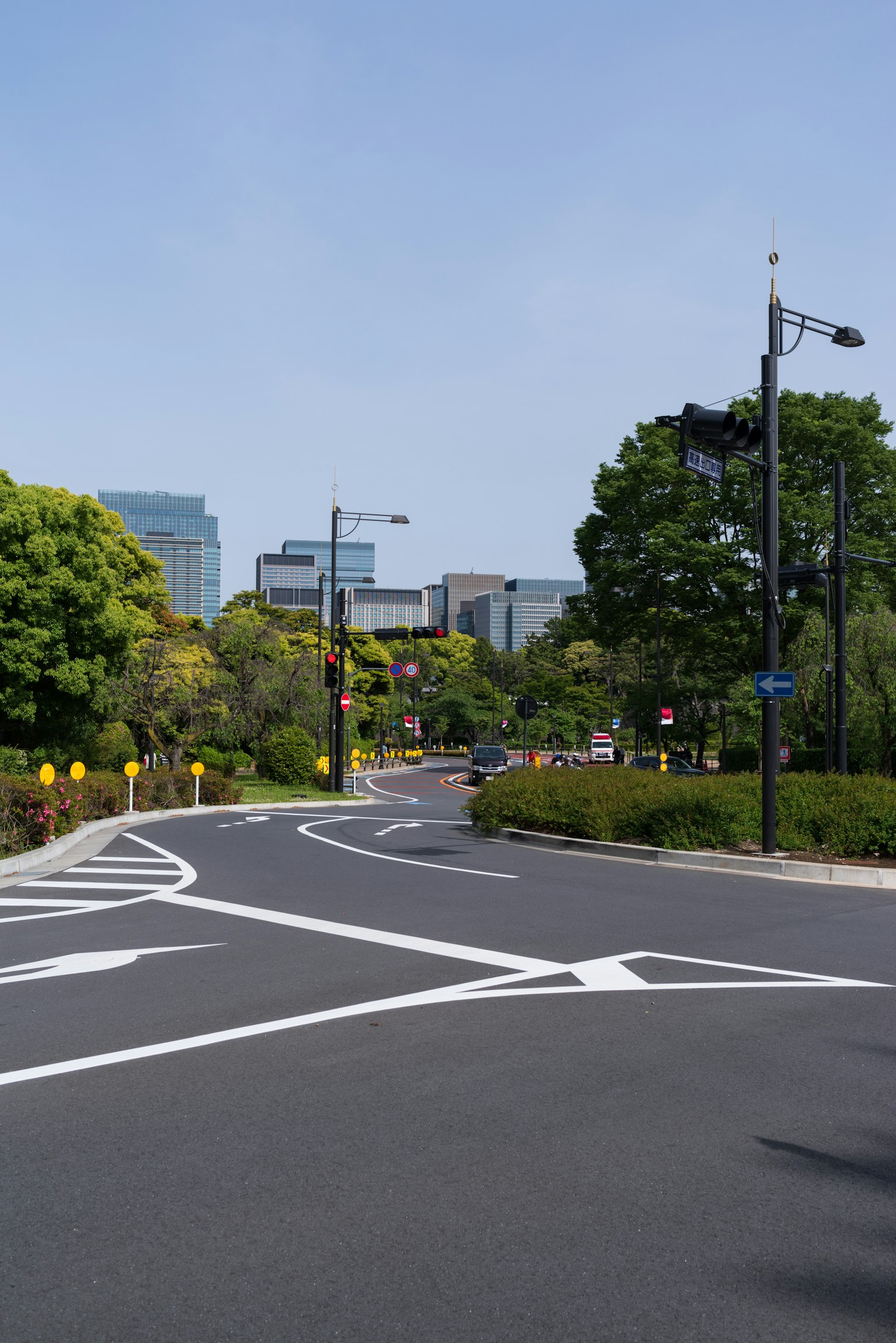綠意盎然的城市街道與城市天際線