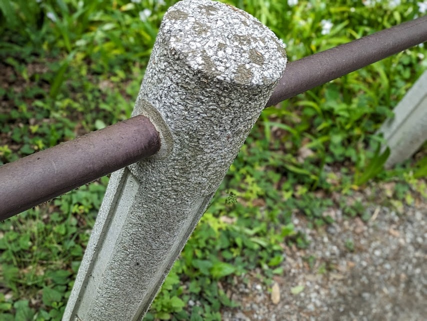poste de valla de metal sobre el césped