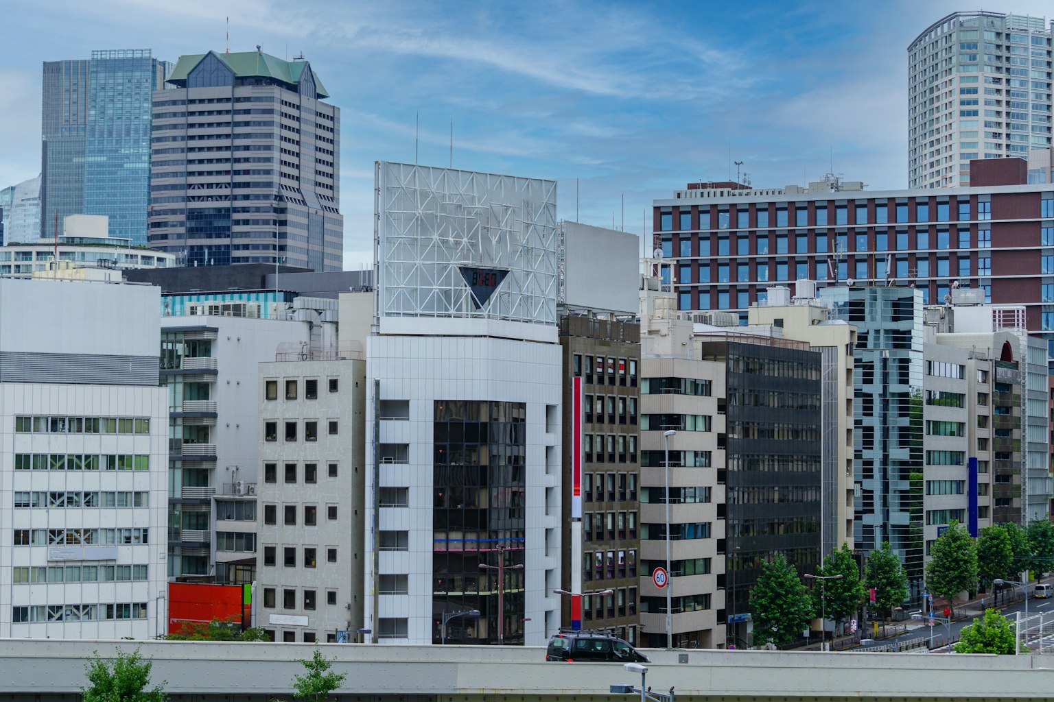 城市景观包括高层和低层建筑