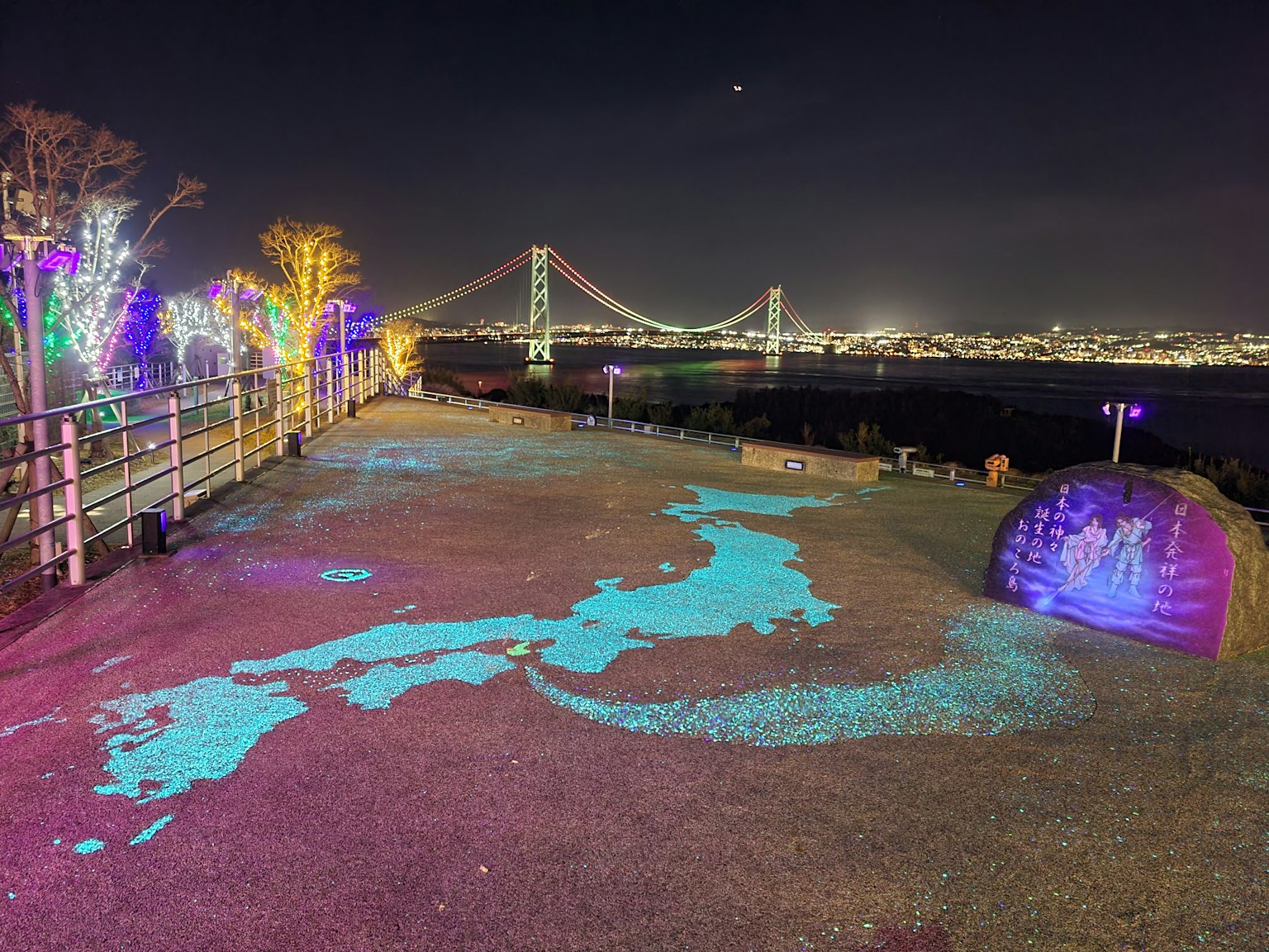 夜景中有藍色照明的日本地圖和彩虹橋