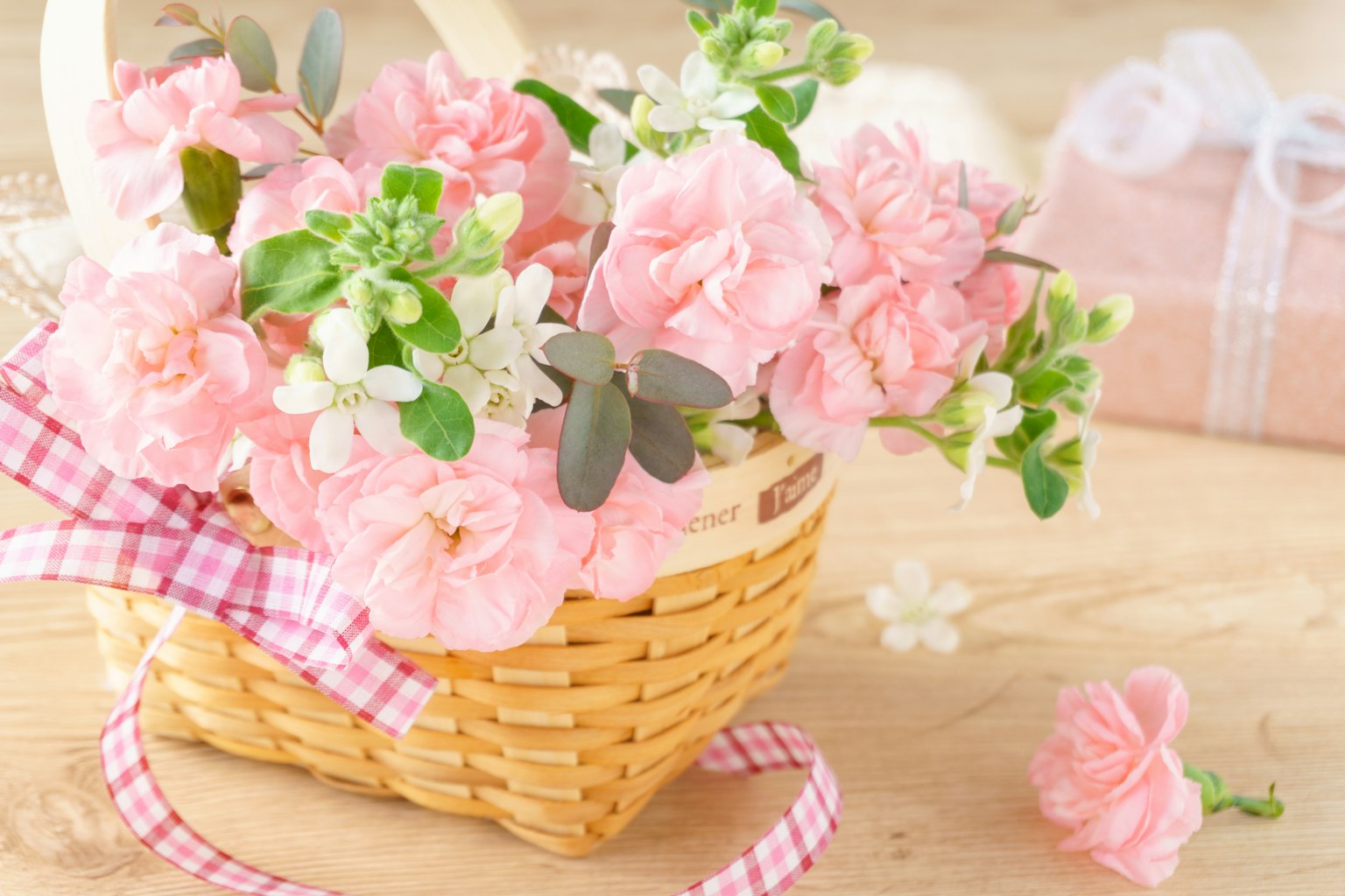 Immagine di un cesto pieno di fiori rosa