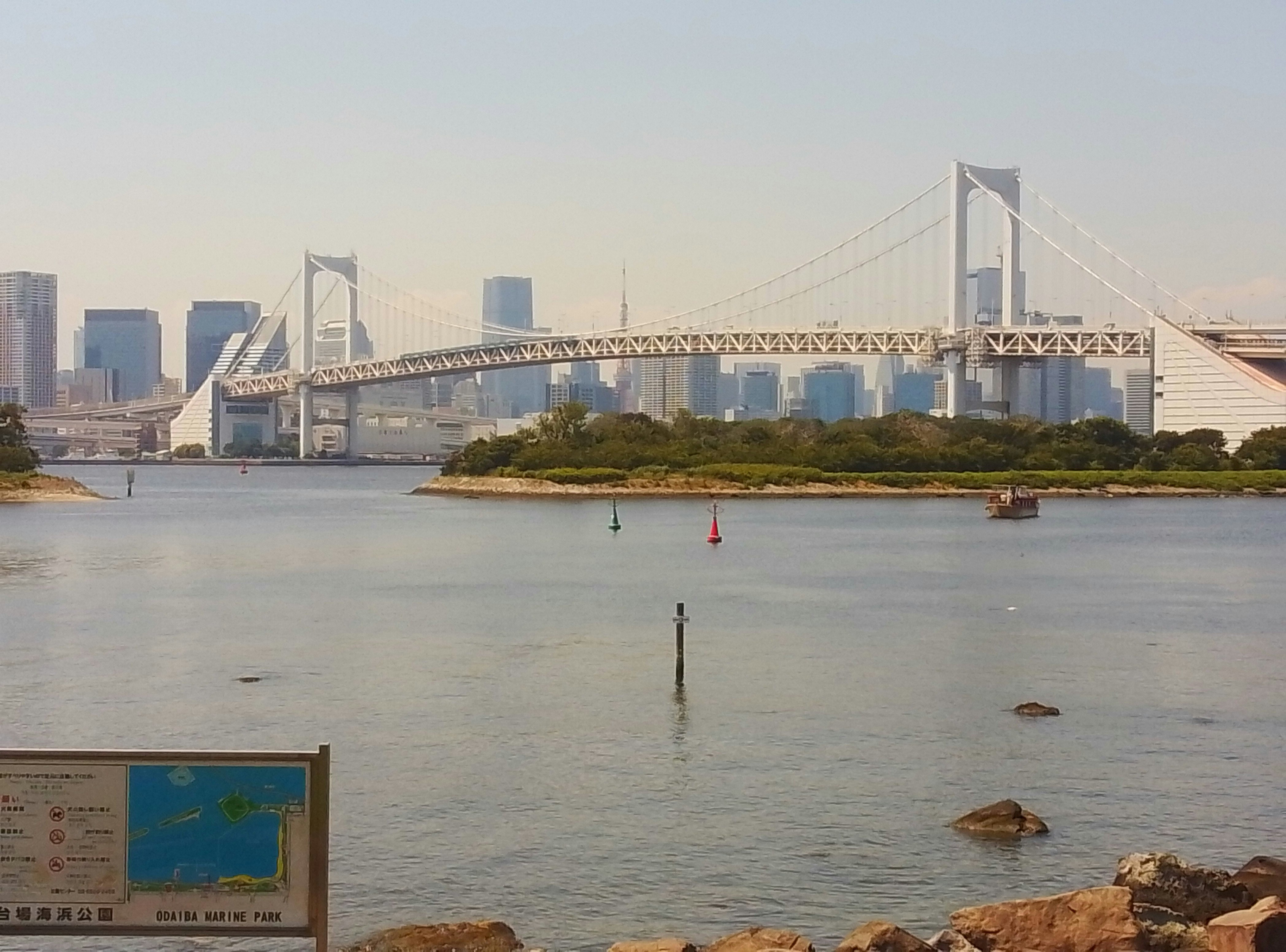 Blick auf die Rainbow Bridge über das Wasser der Bucht
