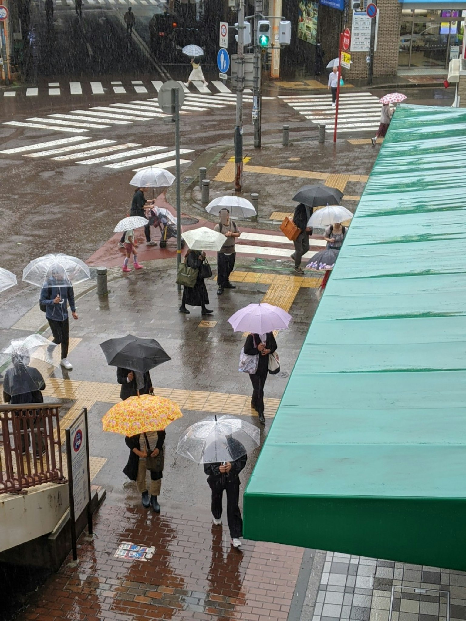 雨中撑伞的人群在斑马线