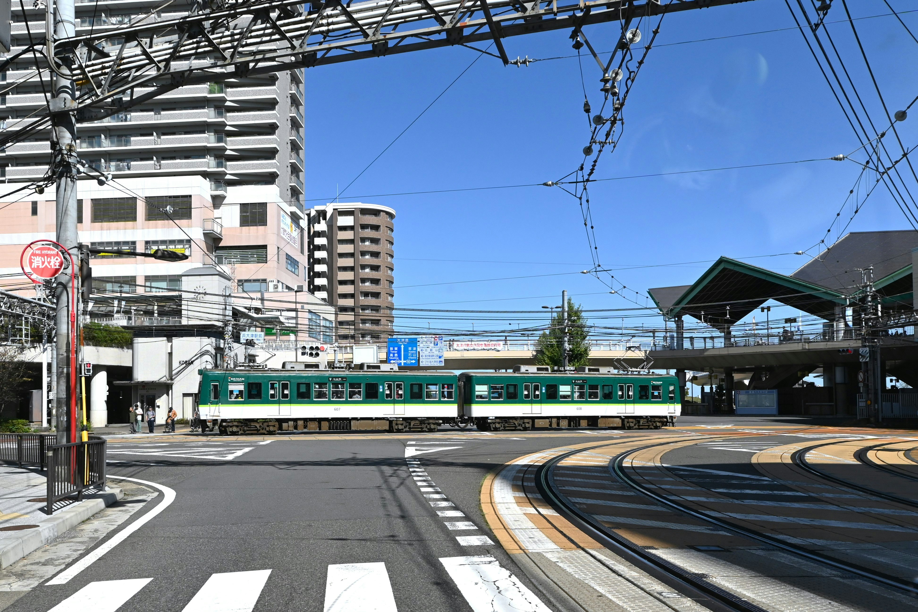 Treno della Keihan a un passaggio a livello vicino a una stazione a Ōtsu, Shiga