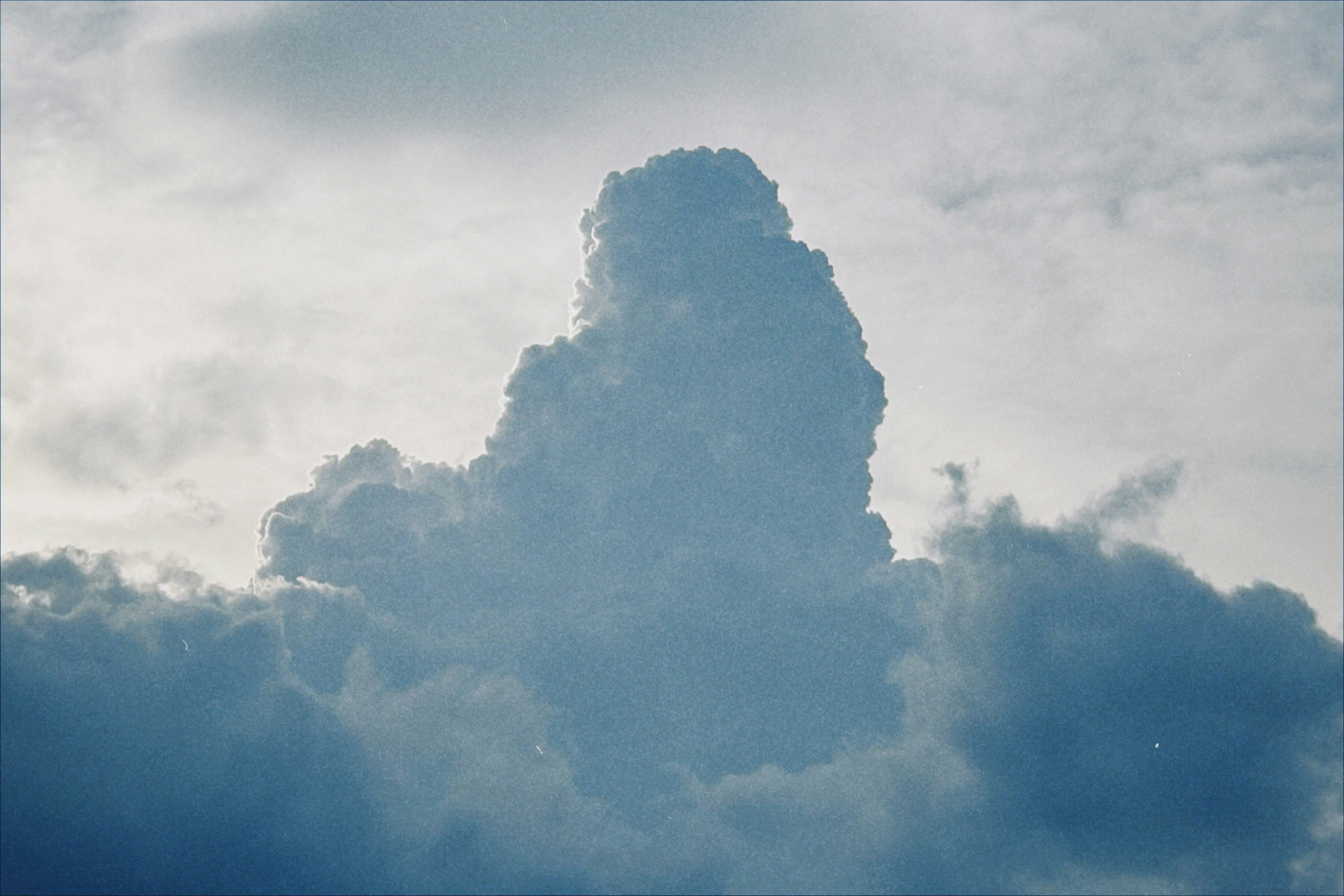 Bóng đổ của đám mây dông cumulonimbus khổng lồ trên bầu trời nhiều mây