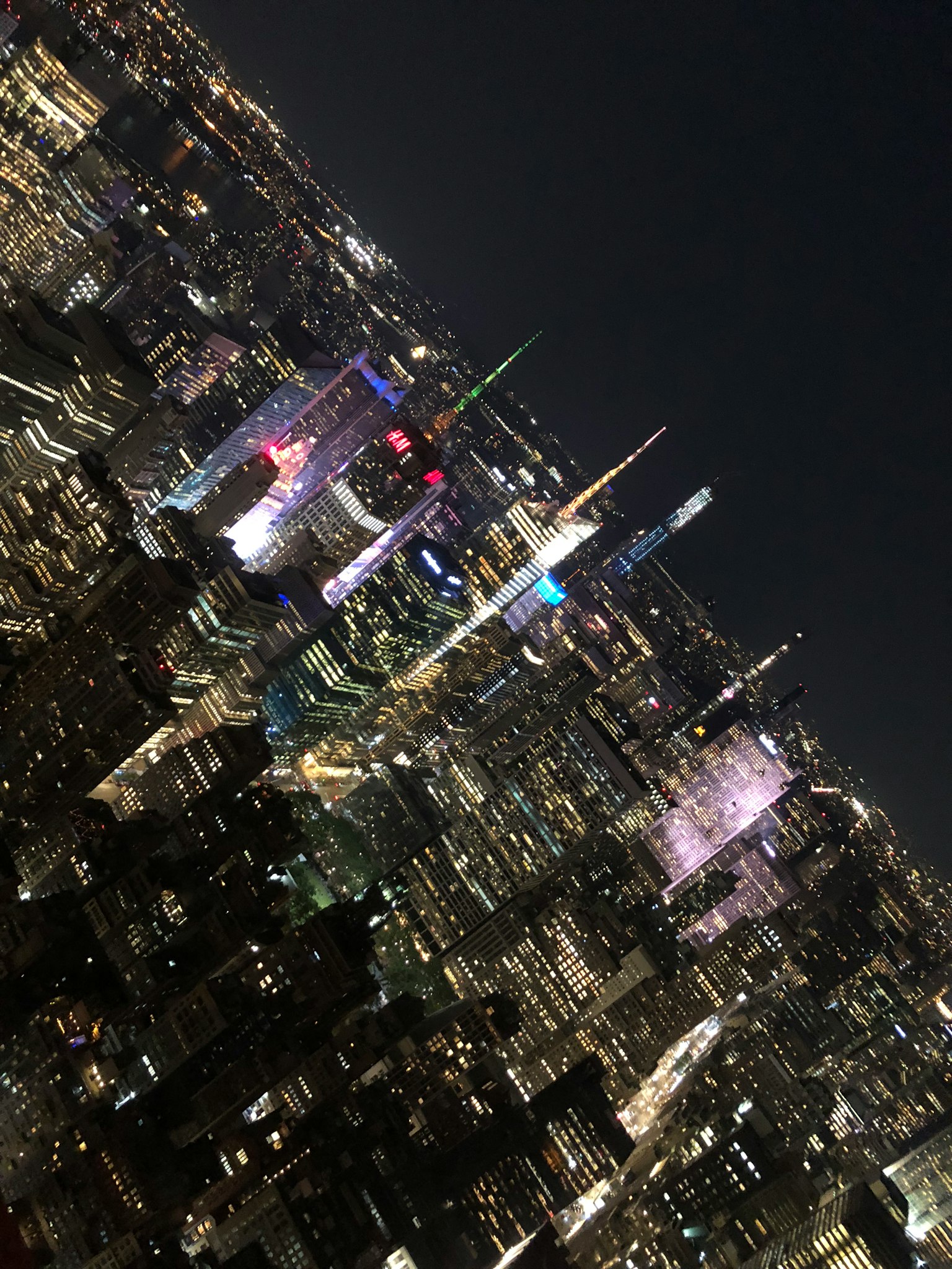Pemandangan panorama menakjubkan dari cakrawala New York di malam hari