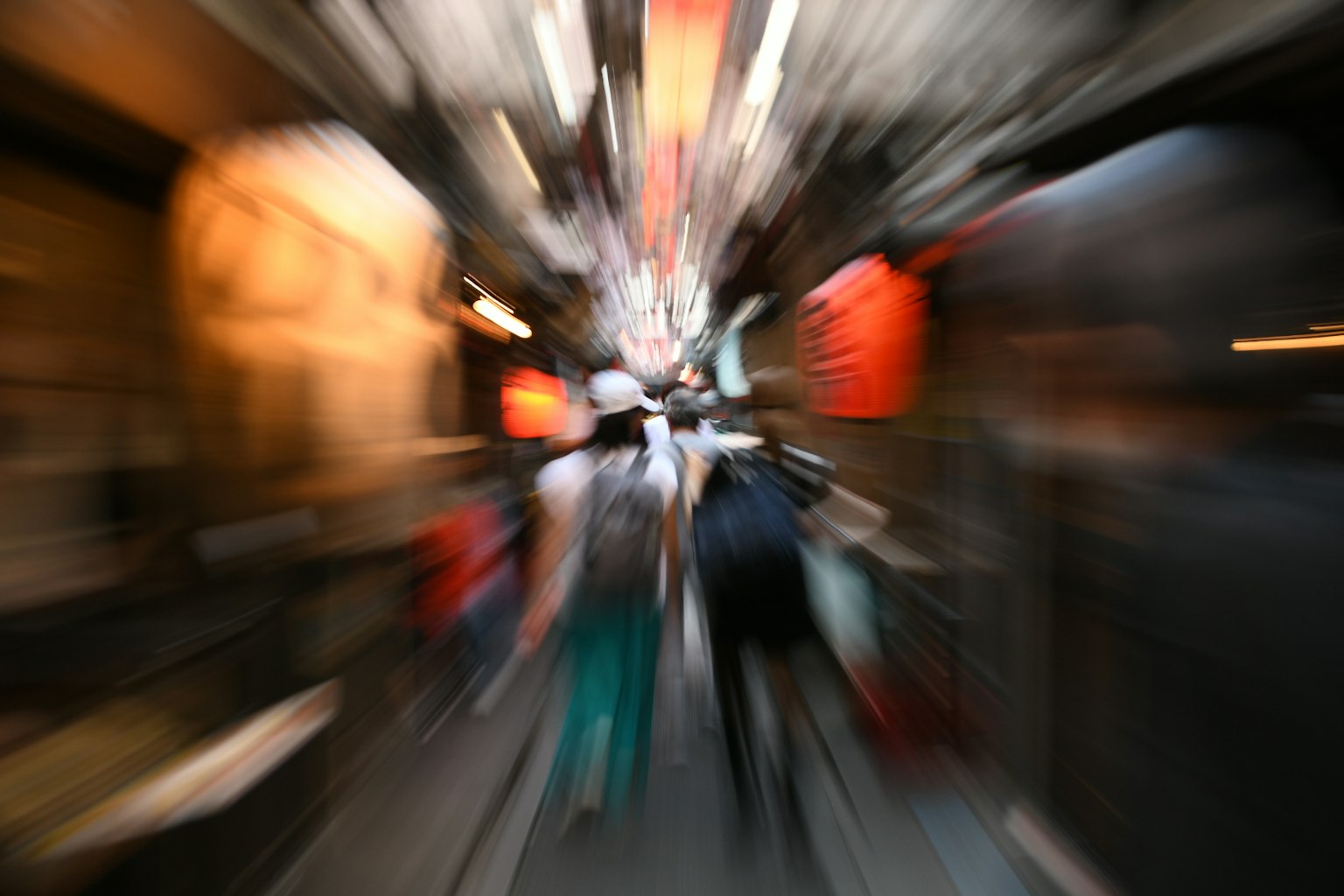 Cảnh đường phố mờ với người đi bộ và đèn màu sắc