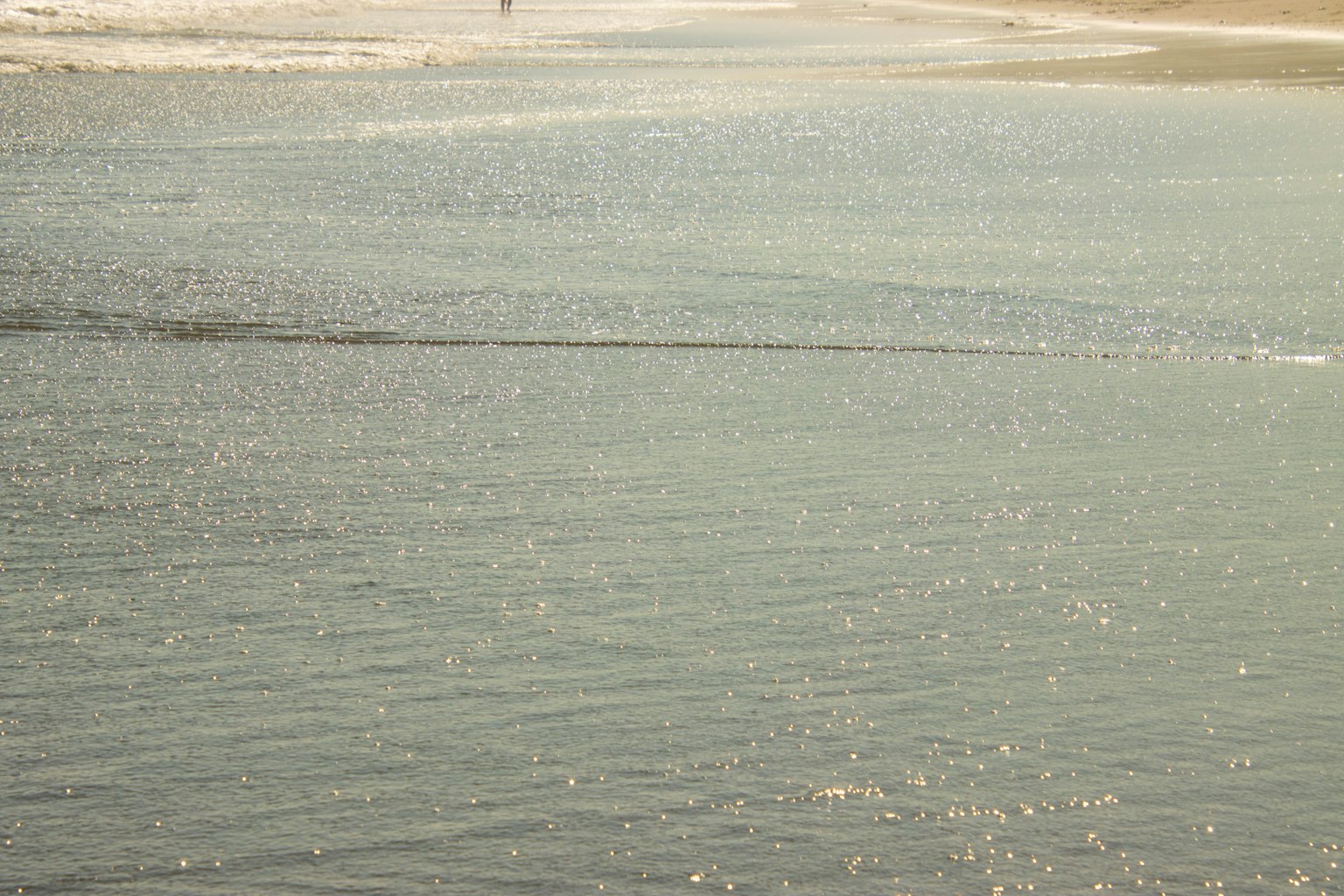 Surface de mer calme réfléchissant la lumière et les ondulations