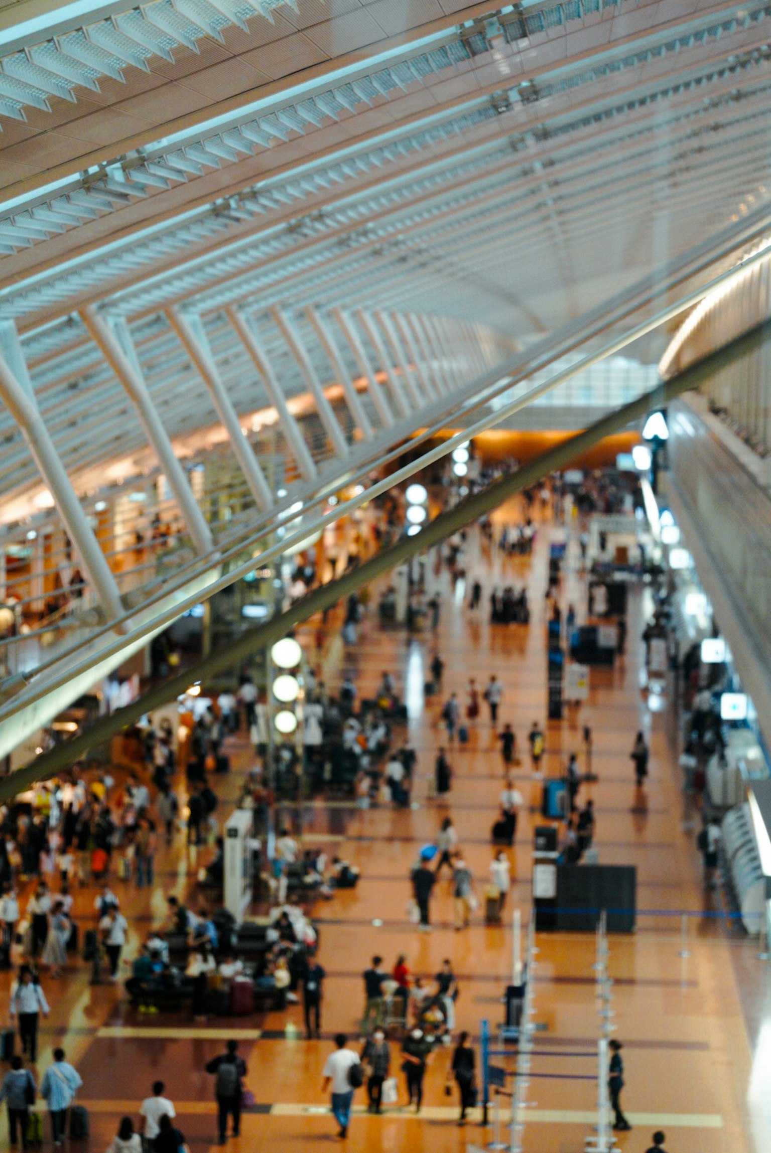 Amplio interior de un aeropuerto lleno de gente