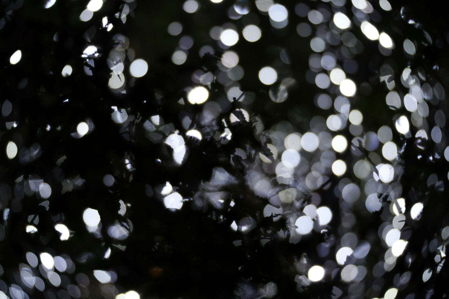 Kunstwerk mit verstreuten weißen Lichtpunkten auf schwarzem Hintergrund