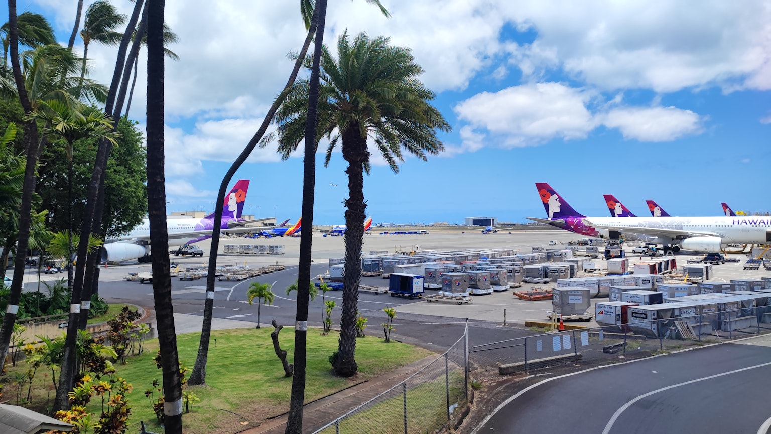Aeropuerto hawaiano con aviones estacionados y cielo azul