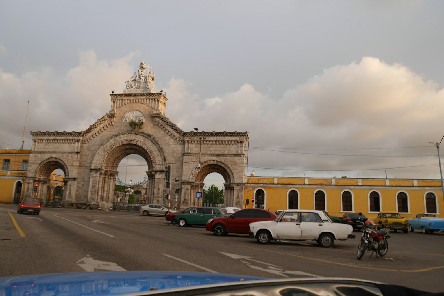 Arco storico di Aguascalientes con edifici colorati sullo sfondo