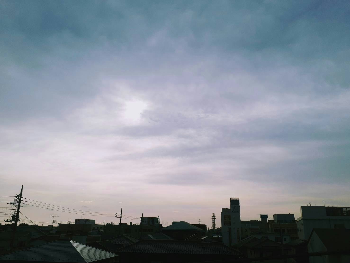 cielo del amanecer sobre un perfil urbano en silueta