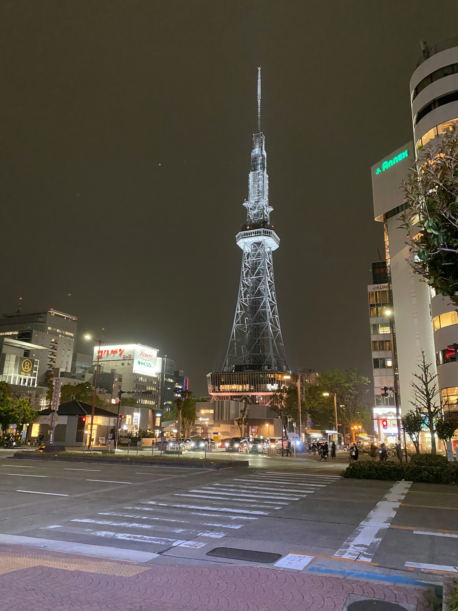 Tokyo Skytree nachts beleuchtet mit umliegenden Gebäuden