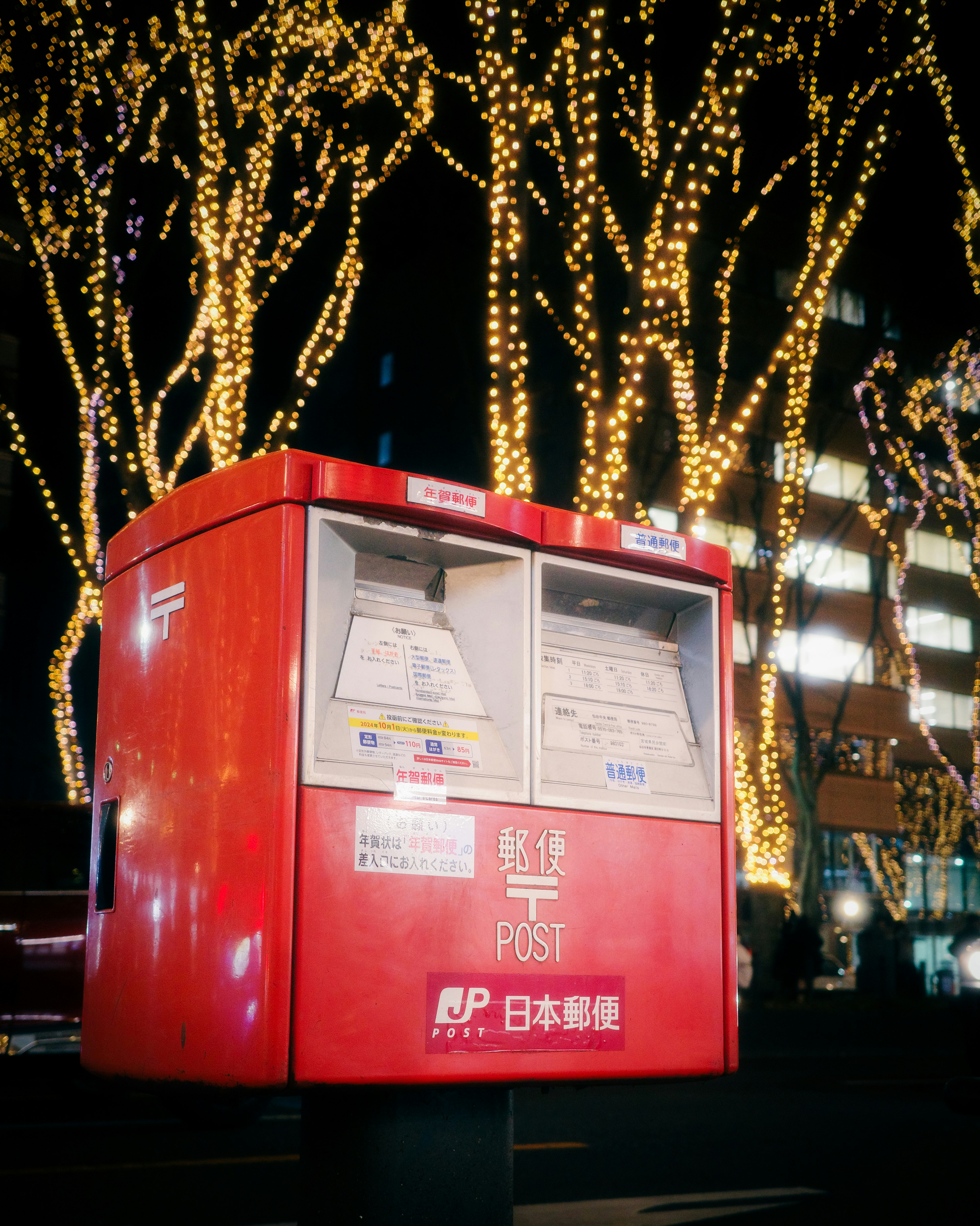 霓虹灯照亮的街角红色邮筒
