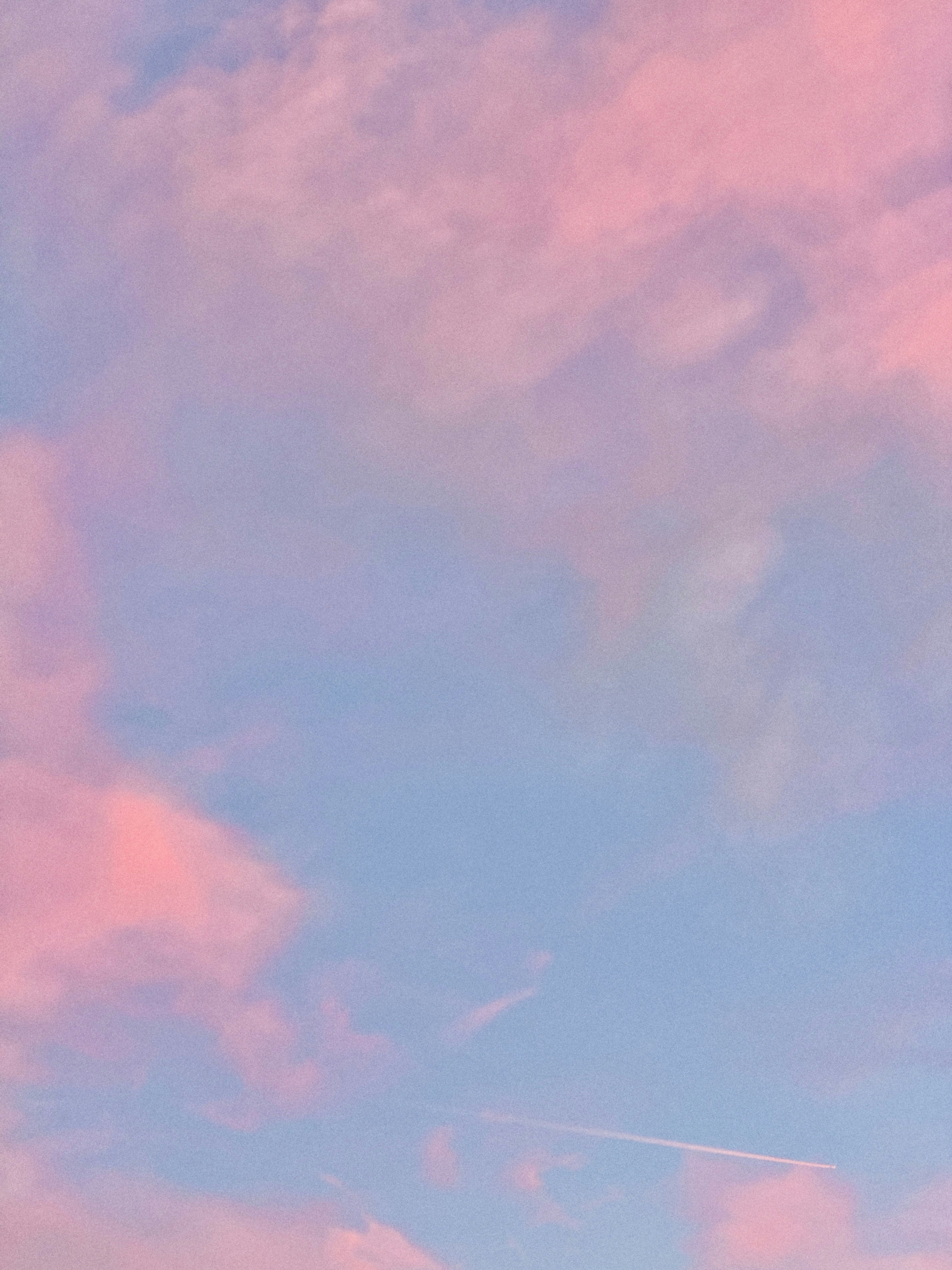 淡いピンクの空に広がる雲