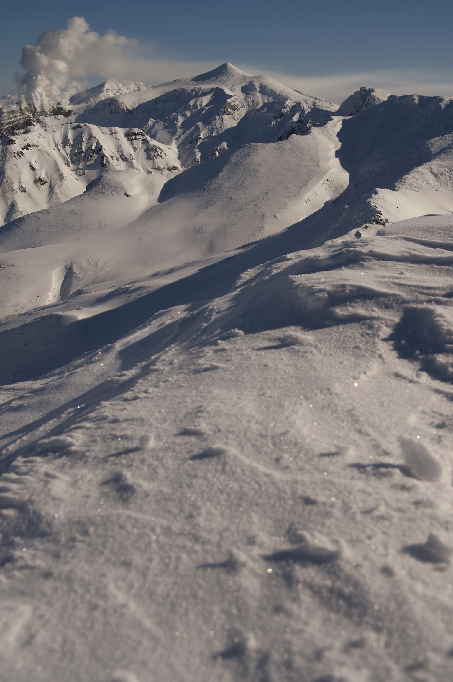 Paysage de montagnes enneigées sous un ciel bleu clair