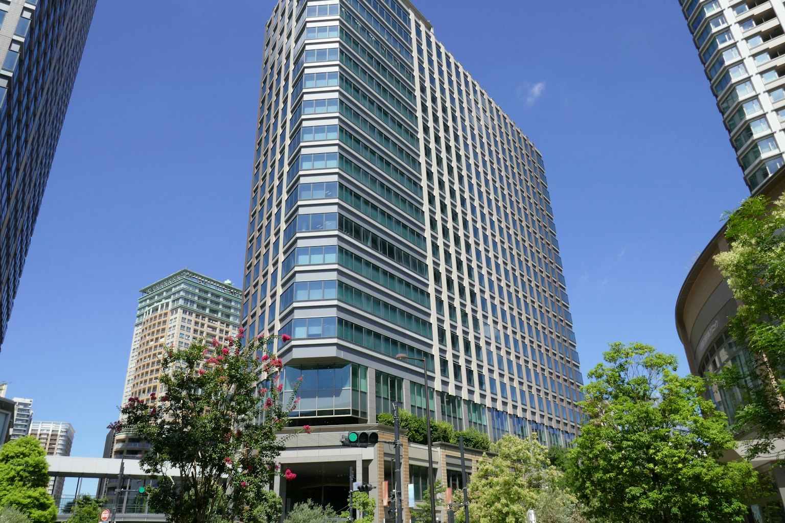 Urban landscape featuring a high-rise building and greenery