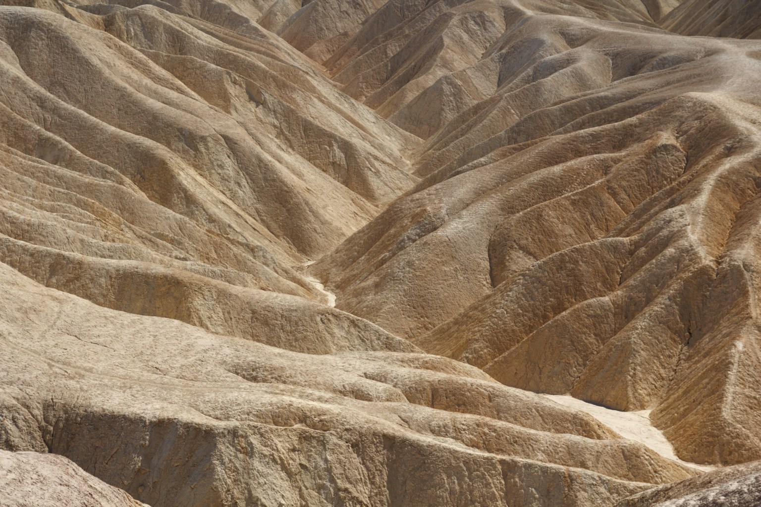 ทิวทัศน์ที่มีภูมิประเทศของหุบเขาแห้ง