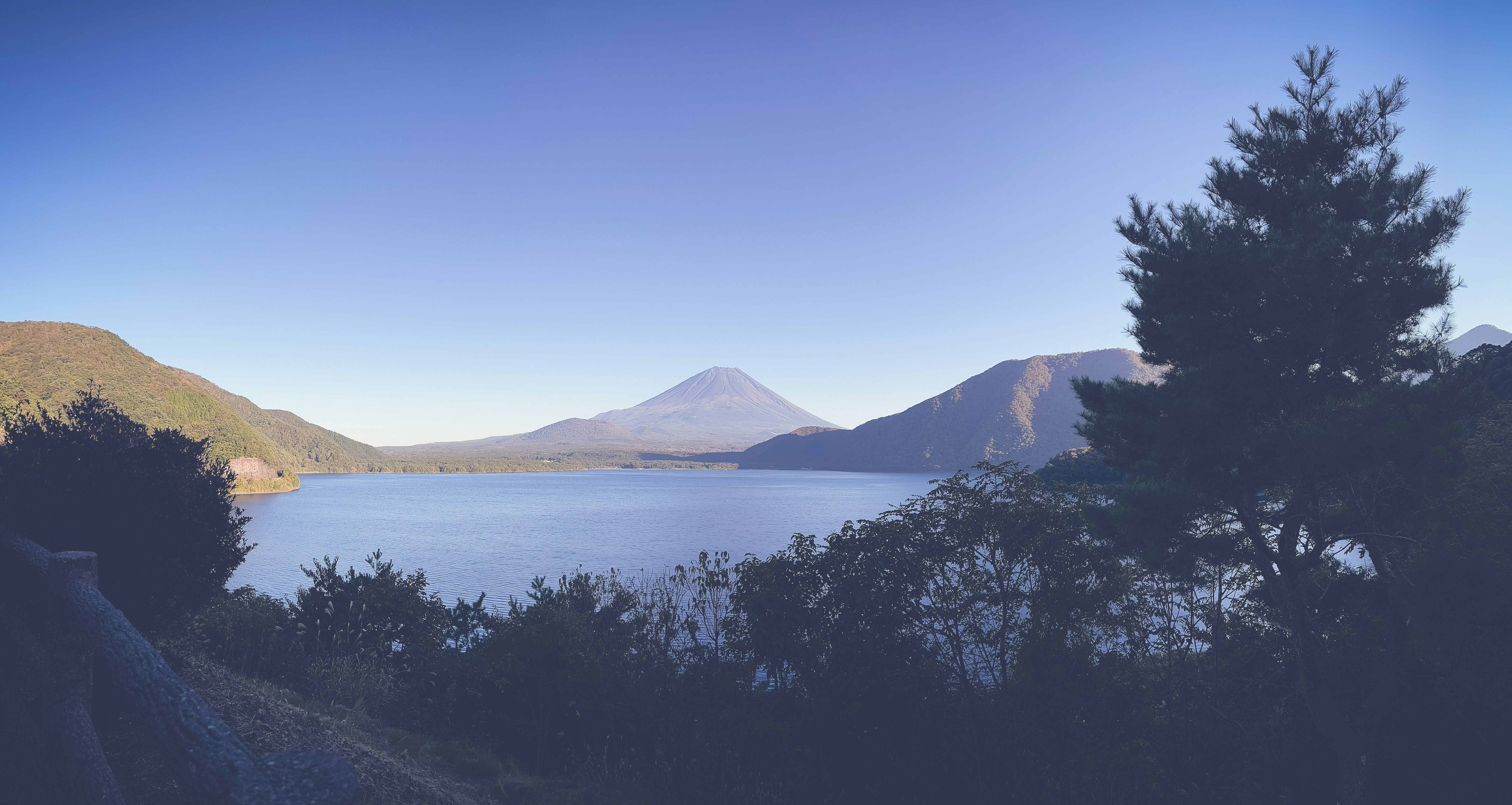 山並みと湖を見下ろす自然の景色