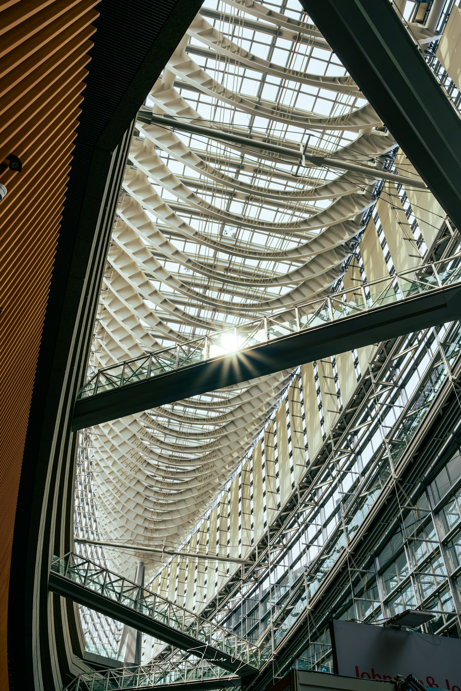 Innenansicht eines Gebäudes mit einer beeindruckenden Dachstruktur Sonnenlicht strömt hindurch