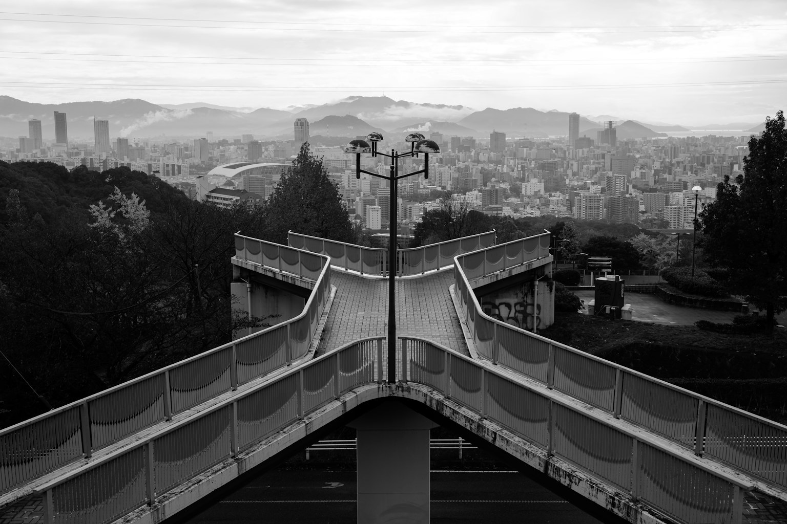 Punto de vista en blanco y negro de una intersección con vista a un paisaje urbano