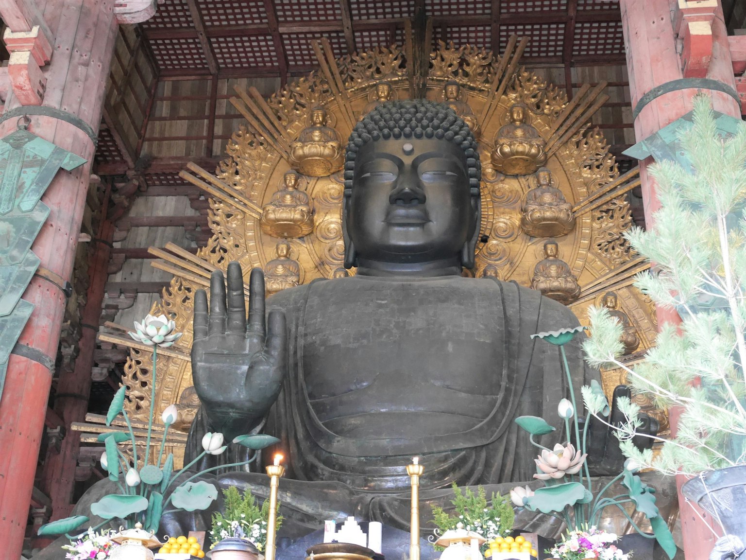 พระพุทธรูปขนาดใหญ่ยกมือและพื้นหลังสีทอง