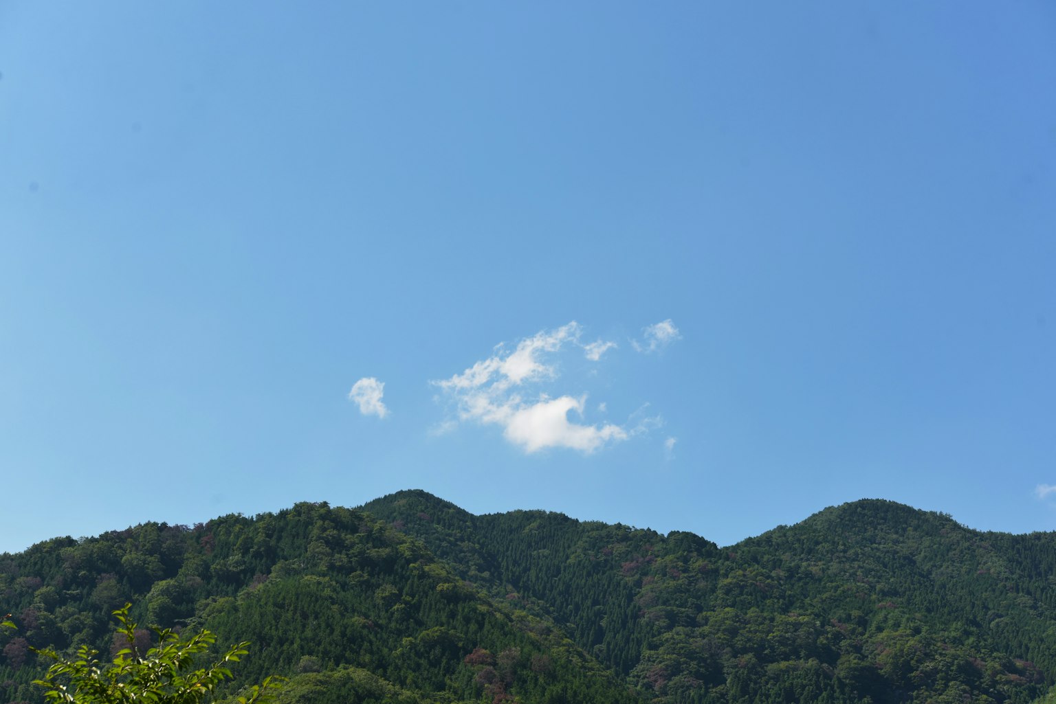 Paesaggio con cielo blu e montagne verdi