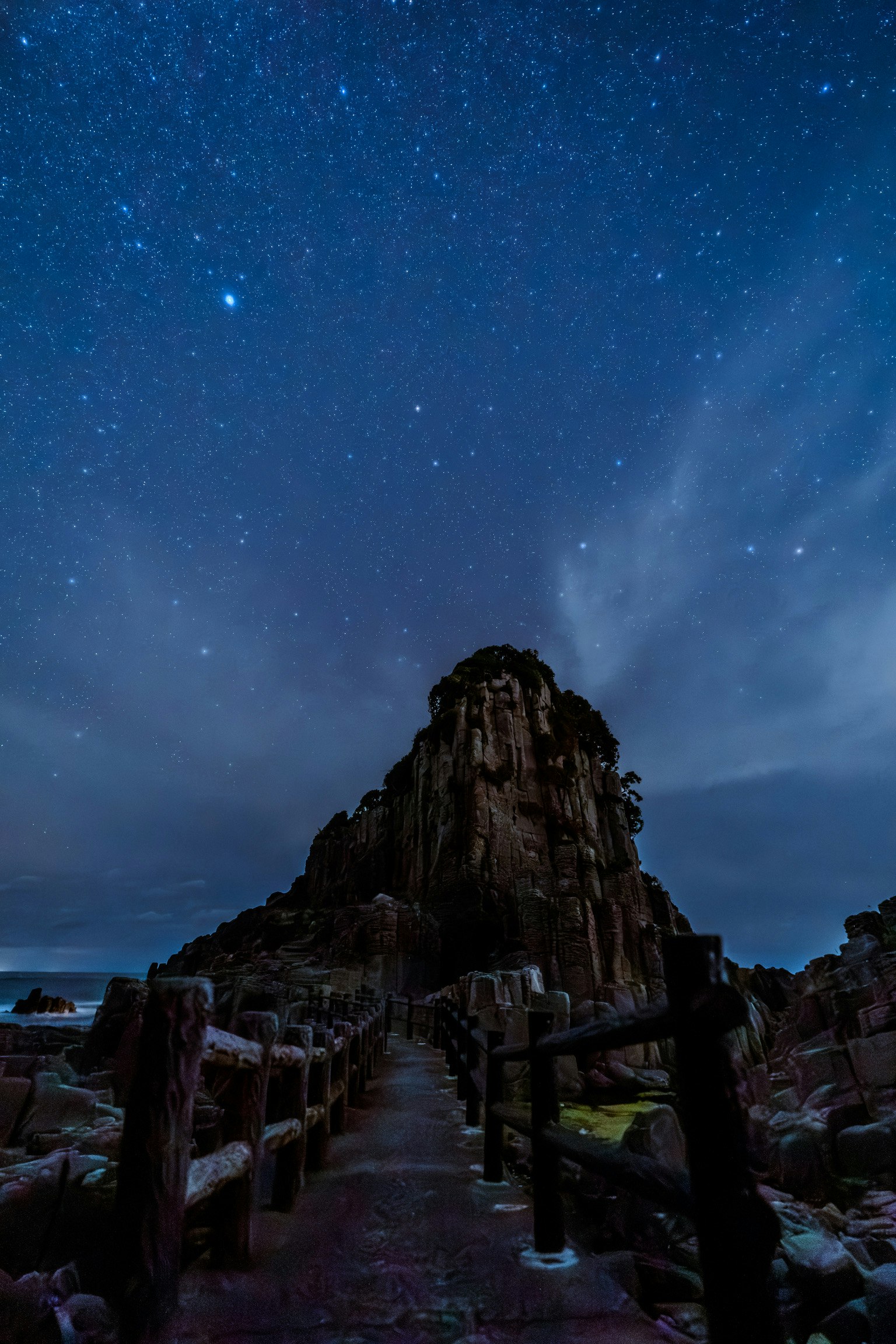 星空の下の鉾島の海岸に続く石段の道