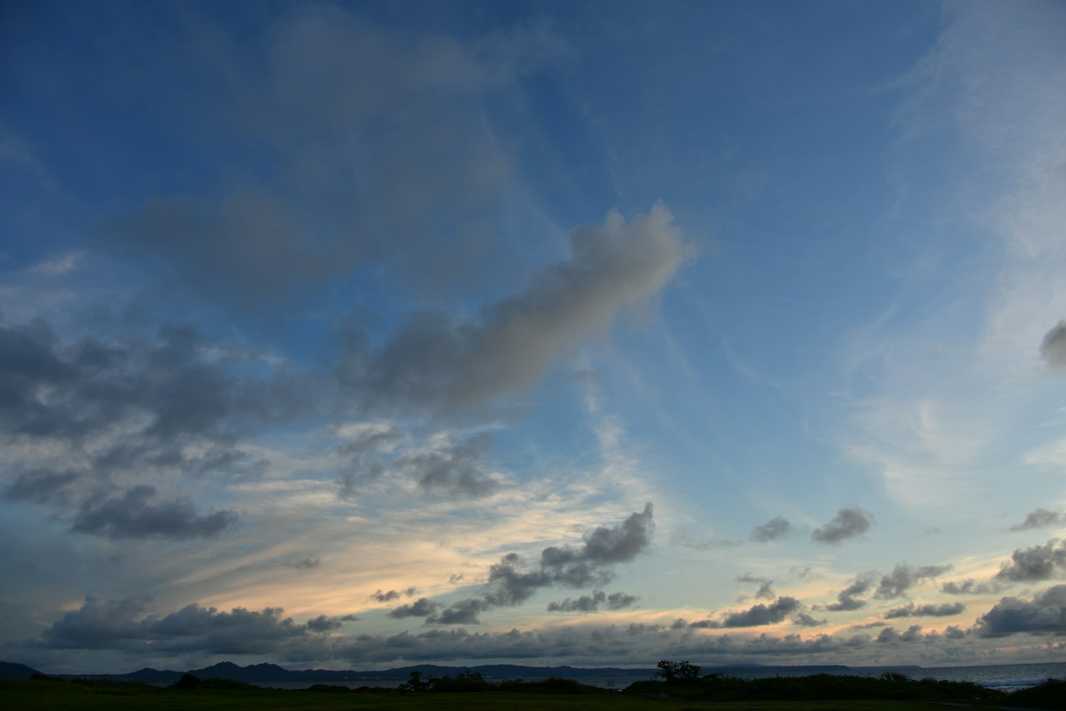 藍天與白雲的風景夕陽的光線透過
