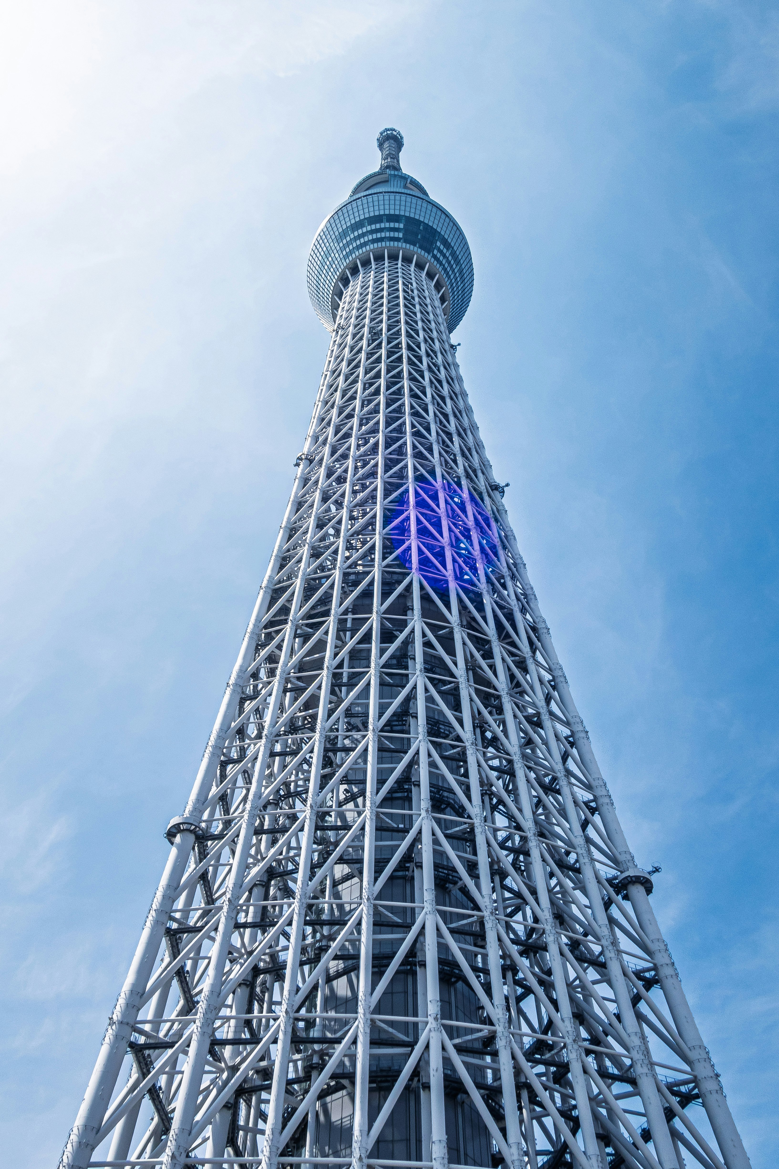 青空を背景にそびえ立つ東京スカイツリーの展望塔