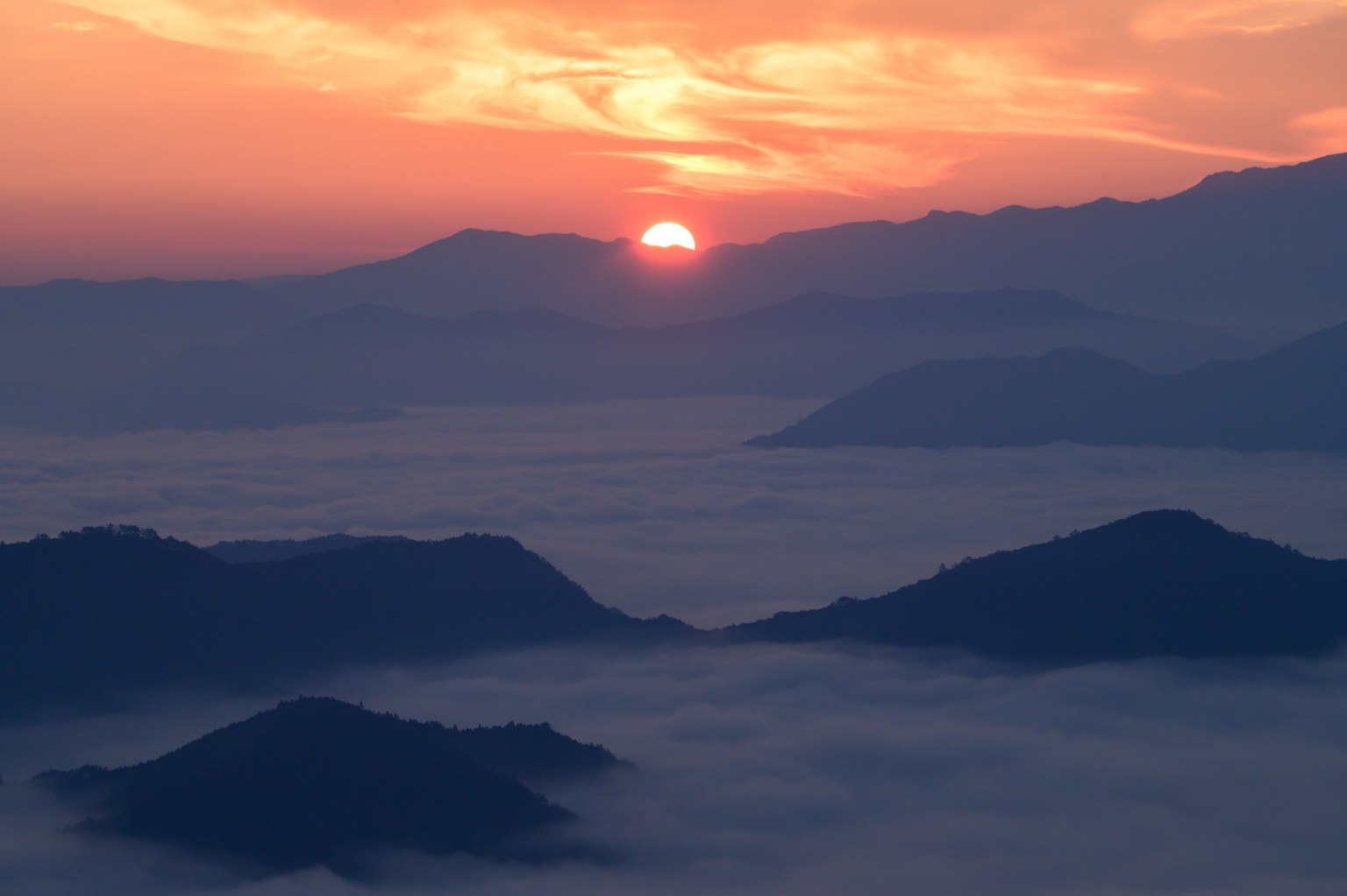 美丽的景观，夕阳在山后落下