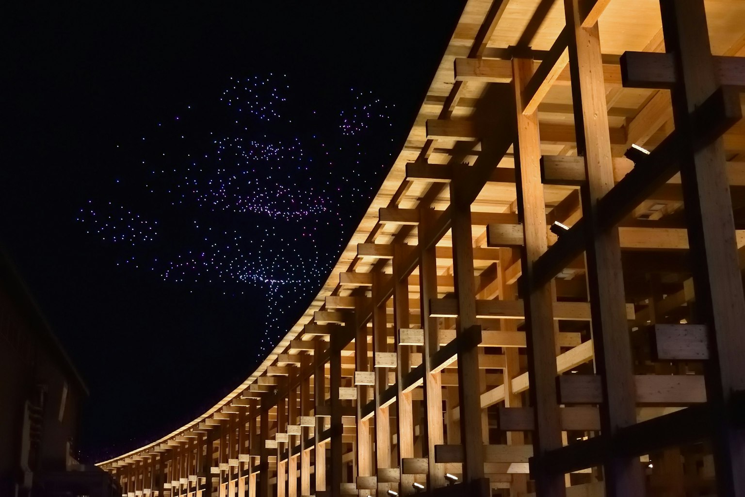 夜间弯曲的木结构和星星般的灯光展示