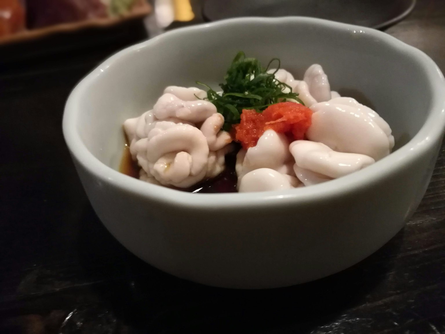 Mariscos frescos y hierbas servidos en un tazón blanco
